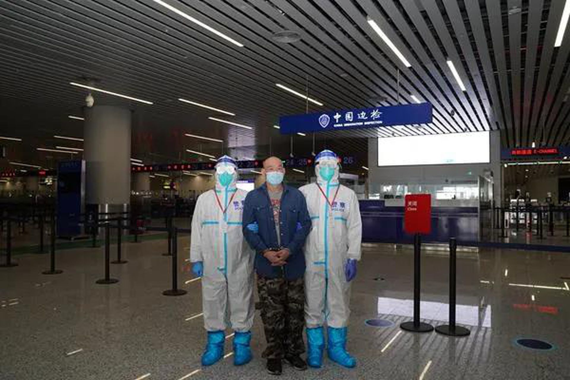 许国俊被遣返画面。(中央纪委国家监委网站)