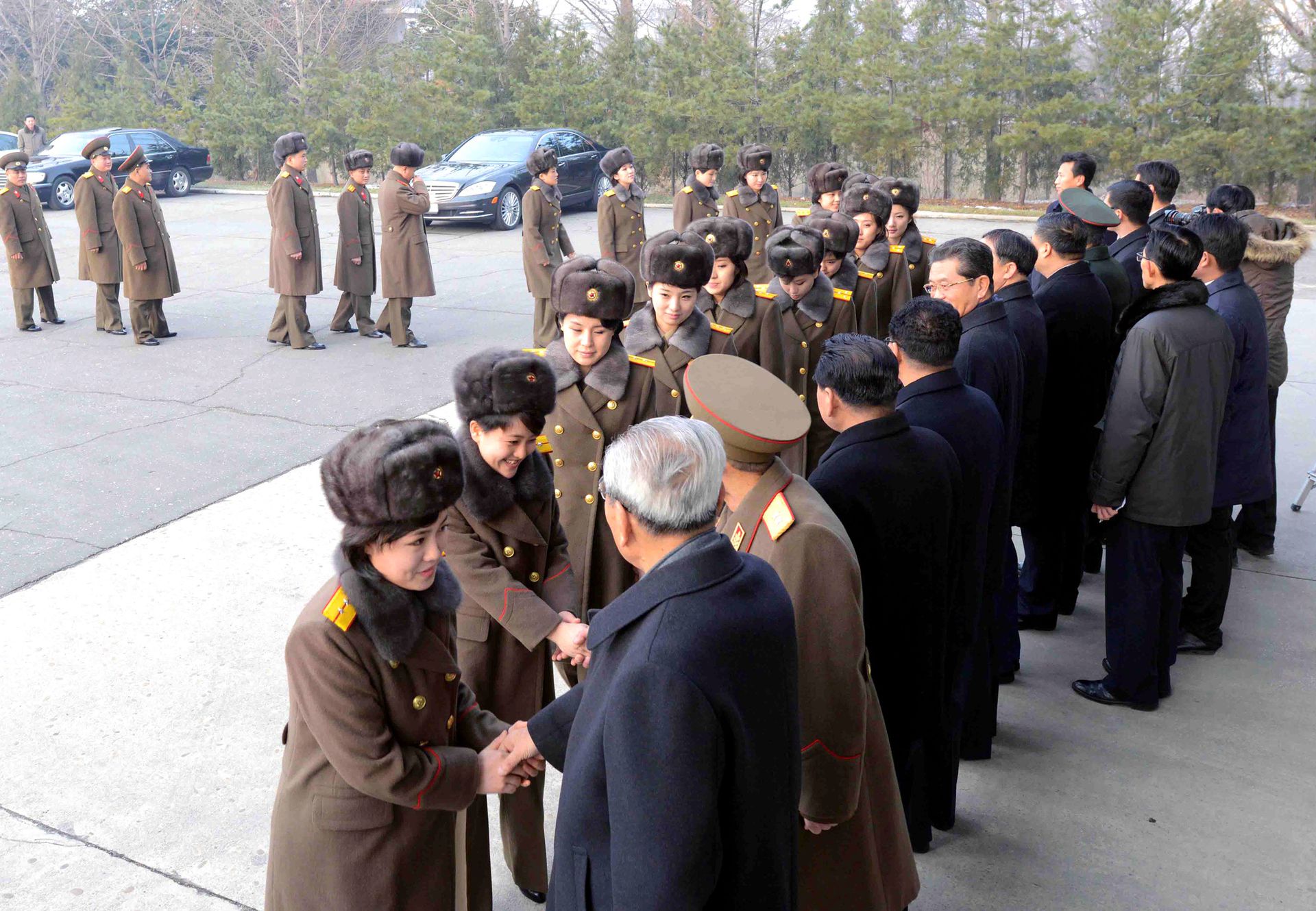 2015年12月9日，朝鲜功勋国家合唱团和牡丹峰乐团从平壤乘专列启程访华演出，李进军等送行。（视觉中国）