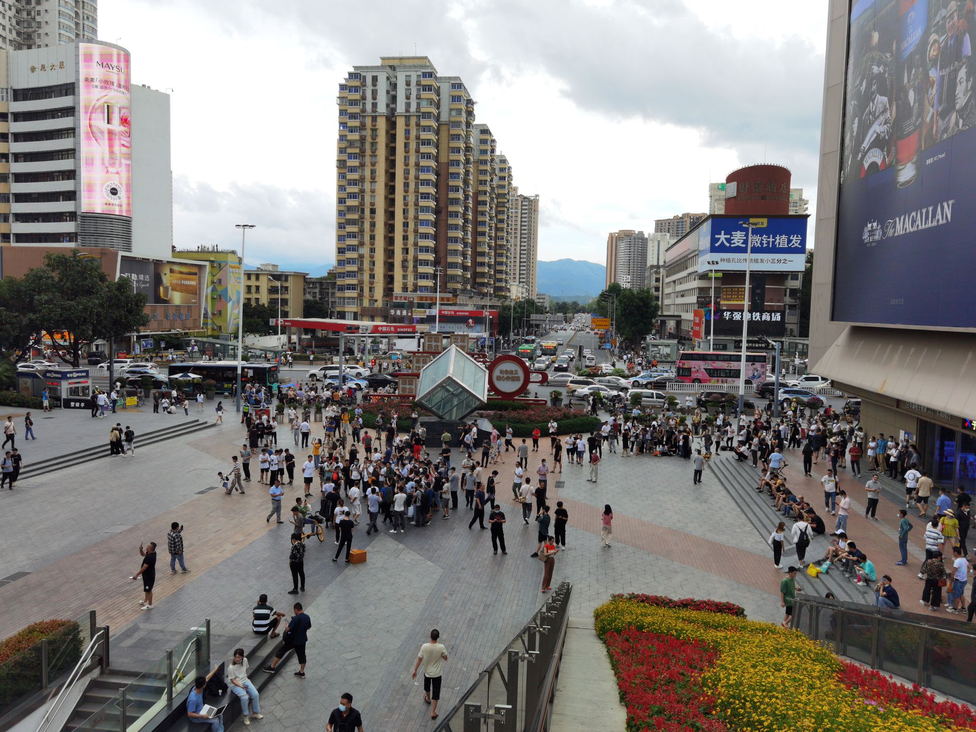 中国民众对各种事件有不同的看法很正常,只是对网上宣扬仇恨的极端言论要保持警惕。图为2021年5月深圳市福田区华强北步行街。(视觉中国) 中国民众对各种事件有不同的看法很正常,只是对网上宣扬仇恨的极端言论要保持警惕。图为2021年5月深圳市福田区华强北步行街。(视觉中国)