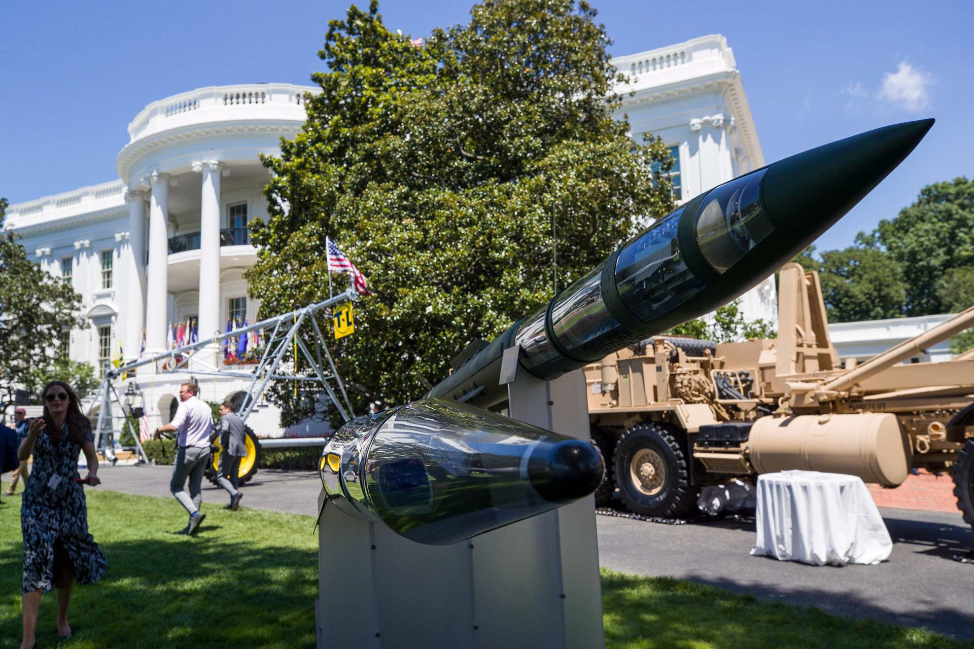 围绕特朗普政府向台湾出售武器一事，中国政府已经制裁美国洛克希德·马丁（Lockheed Martin）公司。图为2019年7月15日，白宫举办第三届“美国制造”产品展，洛克希德·马丁公司生产的导弹等一些军用产品亮相。（AP）