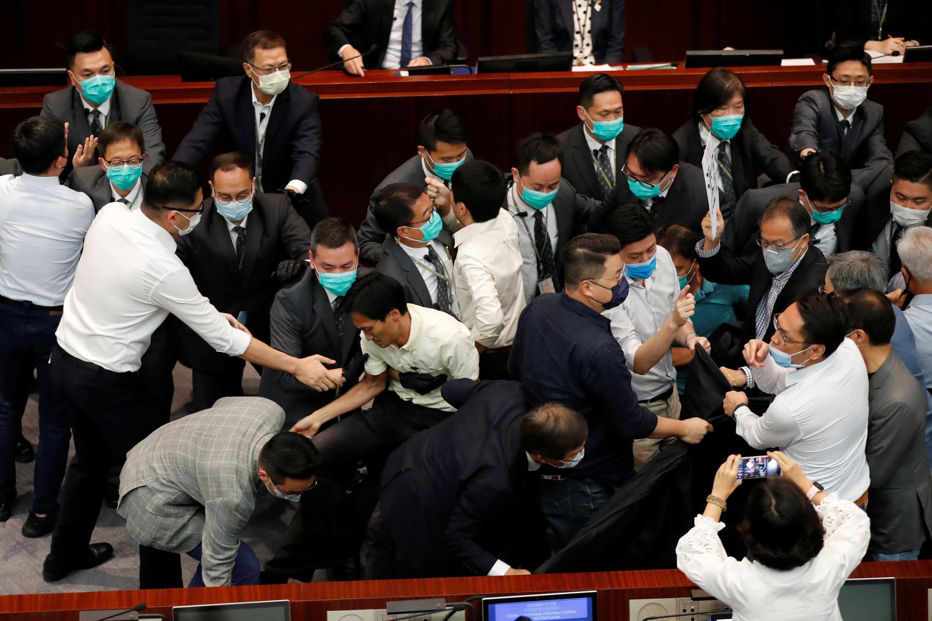 因反对派立法会议员的拖延和阻挠，香港立法会内务委员会曾停摆超过半年，导致大批议案积压。图为2020年5月18日，香港立法会内务委员会主席选举的混乱一幕。（Reuters）