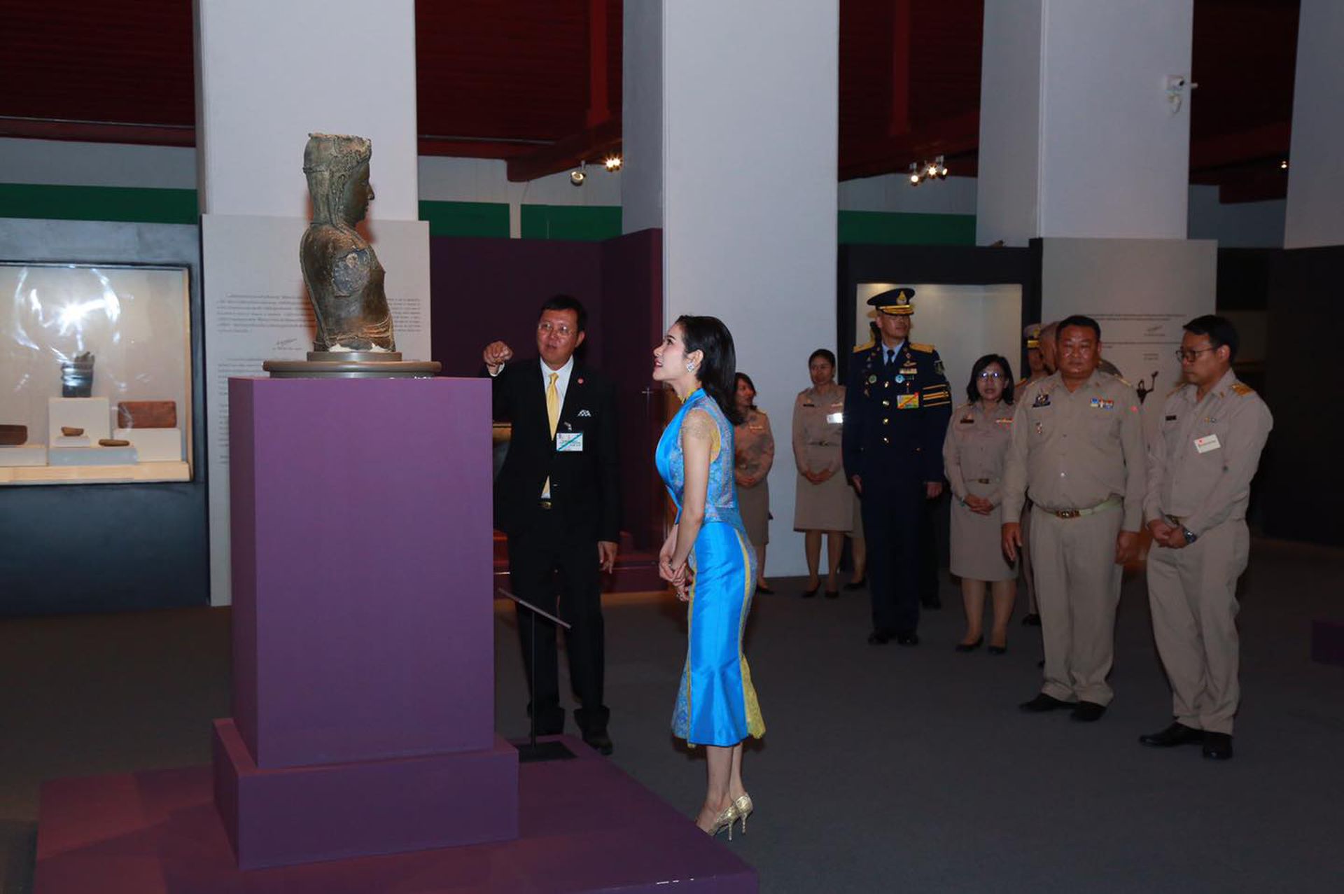 2020年11月24日，诗妮娜王妃在泰国国家博物馆观看展出的古物。（Twitter@Royal World Thailand）