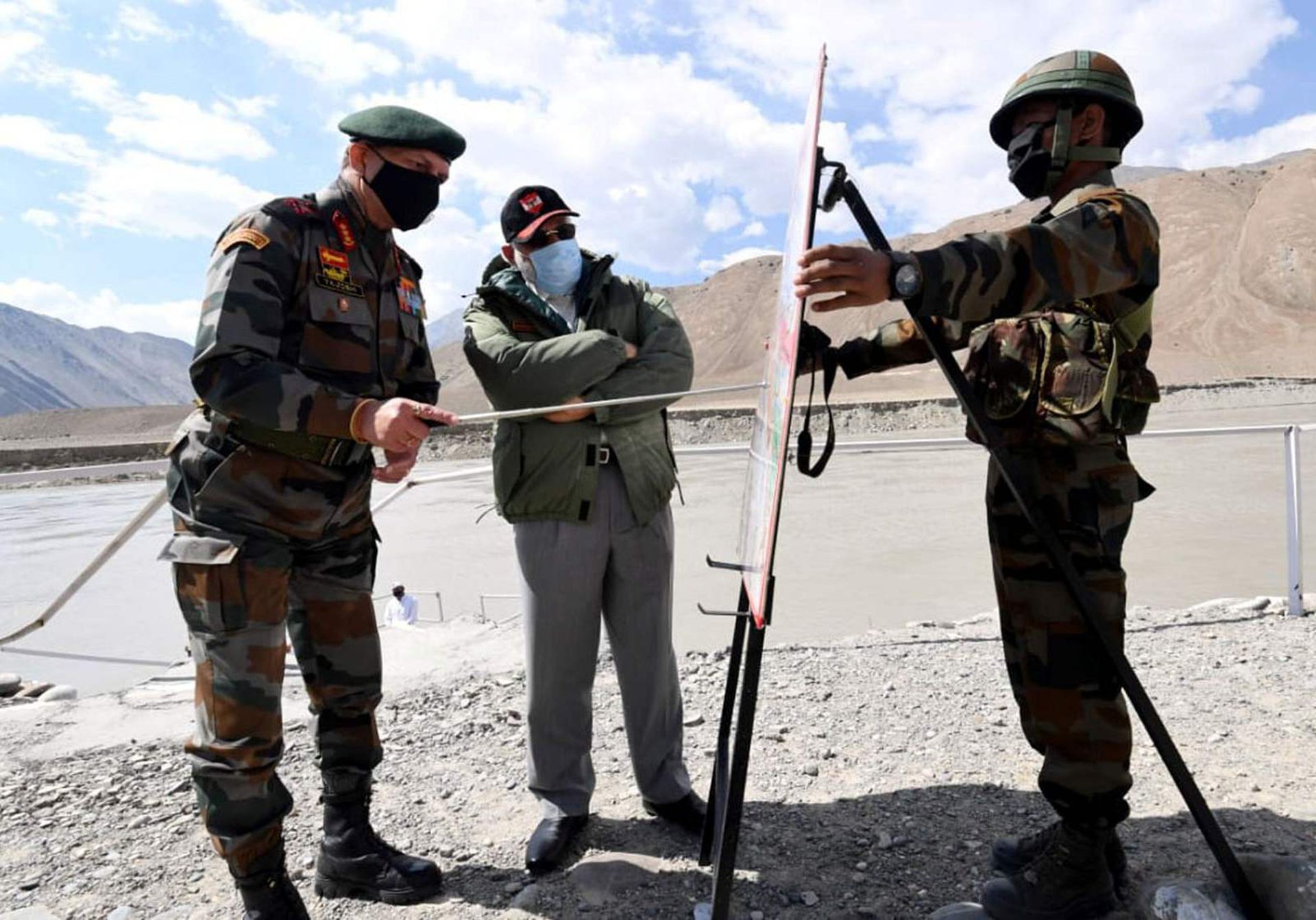 印度军队向莫迪解说边境局势。（Reuters）