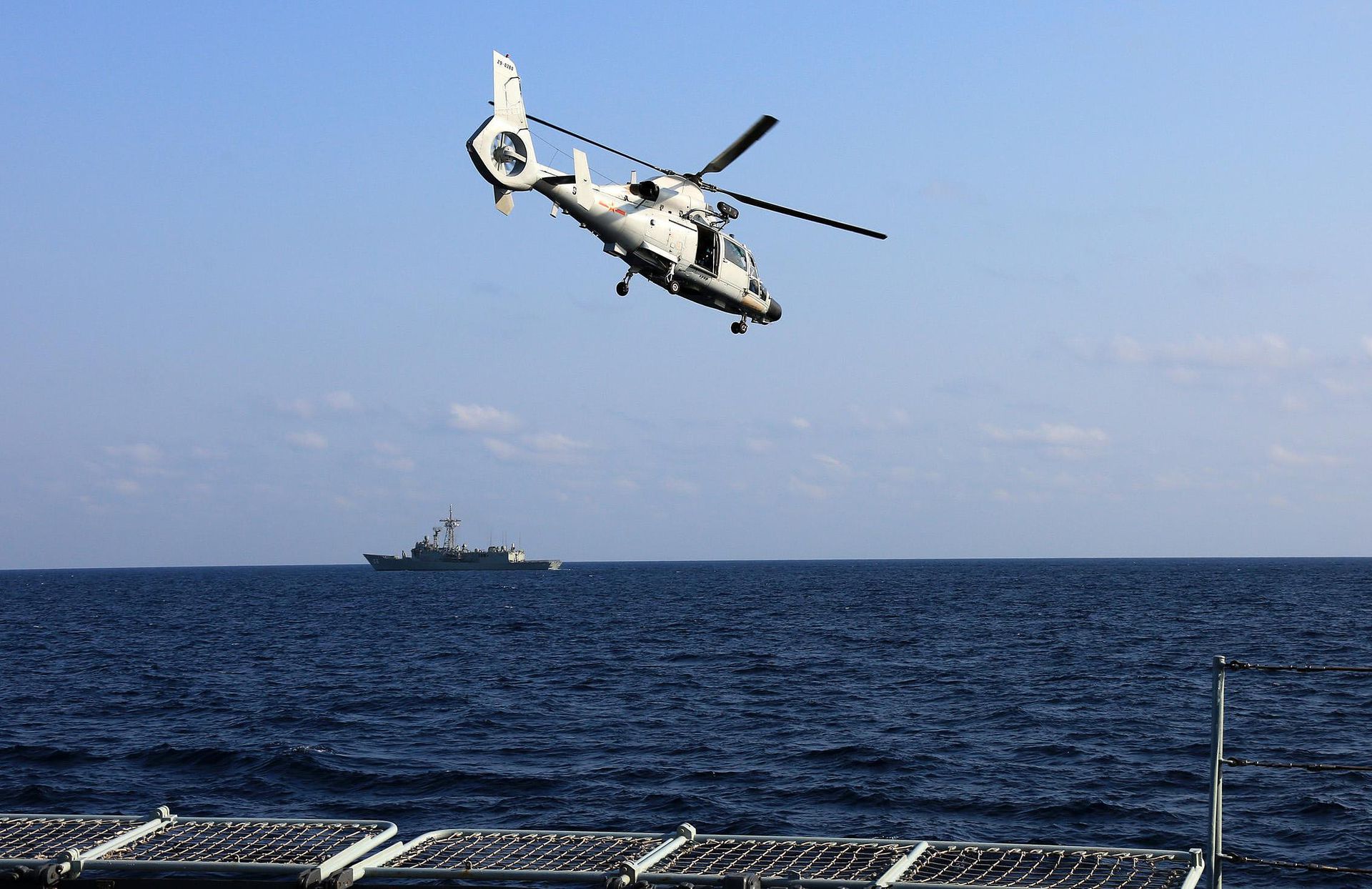 中国海军主力舰载多用途直升机直-9C。直-9C直升机系由陆基直-9直升机发展而来，属于轻型直升机，载荷与航程难以兼顾，并不适宜作为反潜直升机，在中国海军中更多的是作为多用途直升机使用。（视觉中国）