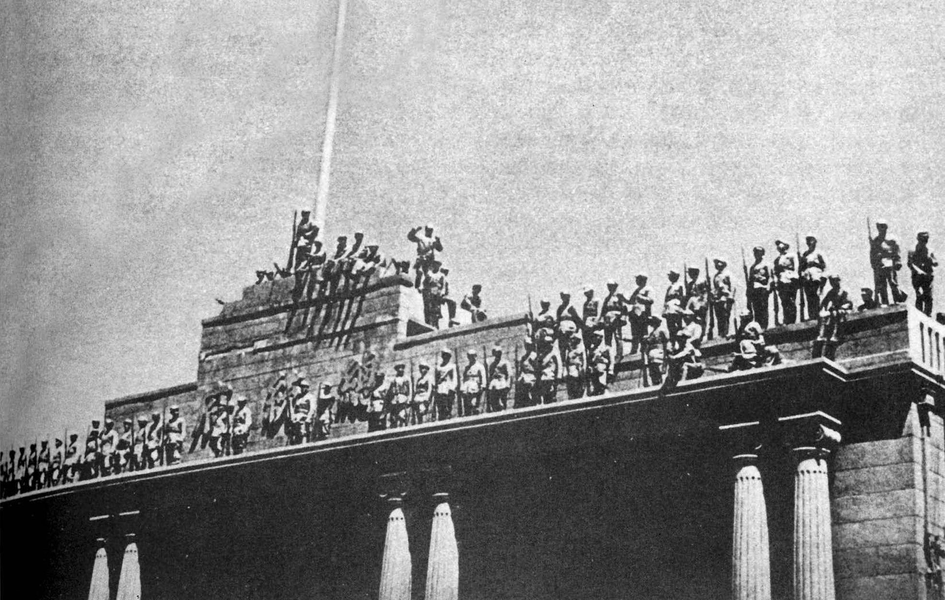 1949年4月23日,解放军攻占南京总统府,蒋介石统治中国大陆的历史终结,国民政府于8个月后迁往台湾。(视觉中国) 1949年4月23日,解放军攻占南京总统府,蒋介石统治中国大陆的历史终结,国民政府于8个月后迁往台湾。(视觉中国)