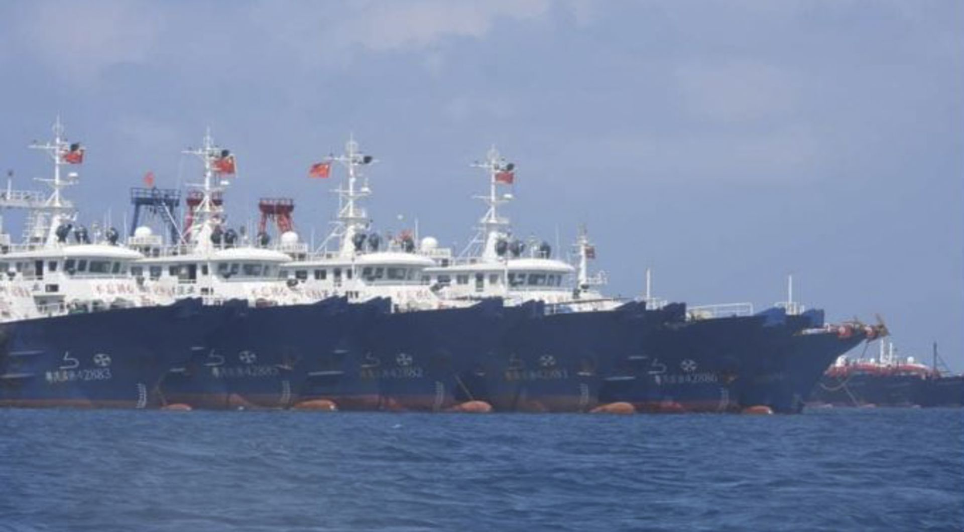 2021年3月21日，菲律宾发布照片显示，大量中国船只集结在牛轭礁周边海域。（AP）