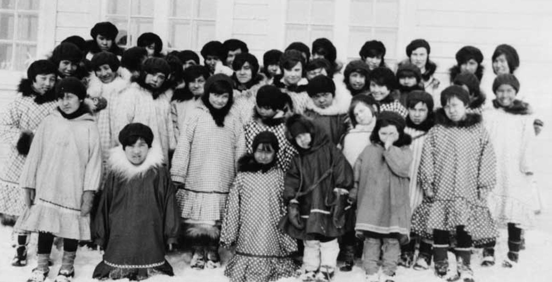 1940年，学生们在加拿大西北地区阿克拉维克的All Saints印第安寄宿学校摆姿势合影。（Reuters）