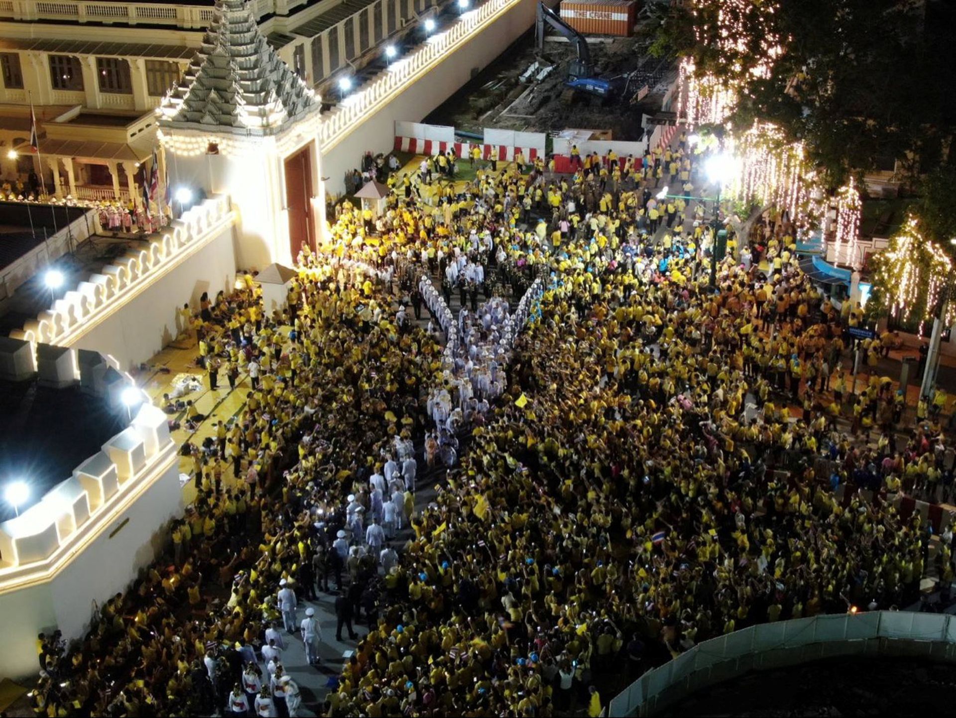 现场画面显示，大批民众聚集在泰国大皇宫外。（Reuters）