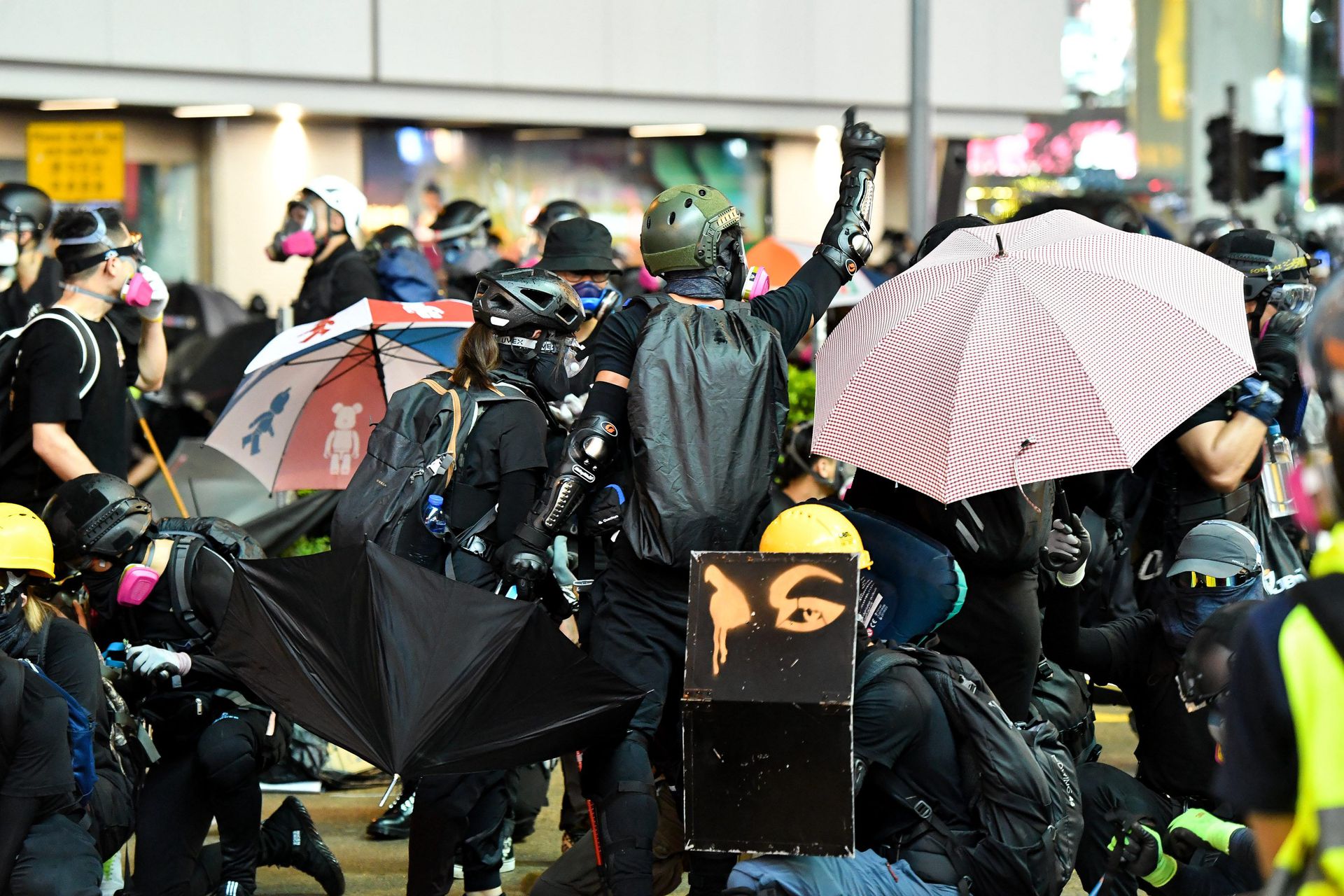 2019年6月，香港爆发反修例示威活动，大批暴力示威者进行暴力活动。（新华社）