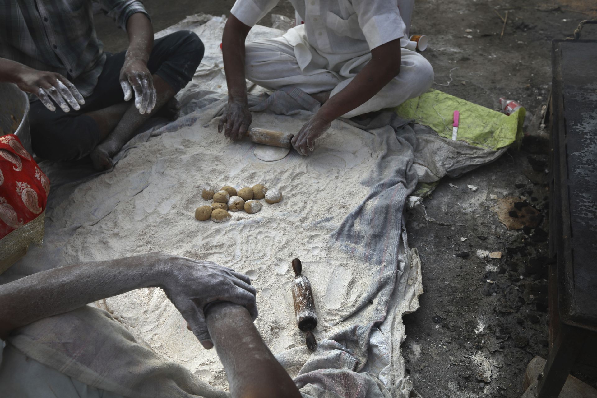 示威者自称携带了一定数量的口粮，很多人现场埋锅造饭。譬如图中的农民就在现场制作印度大饼（roti）。（美联社）