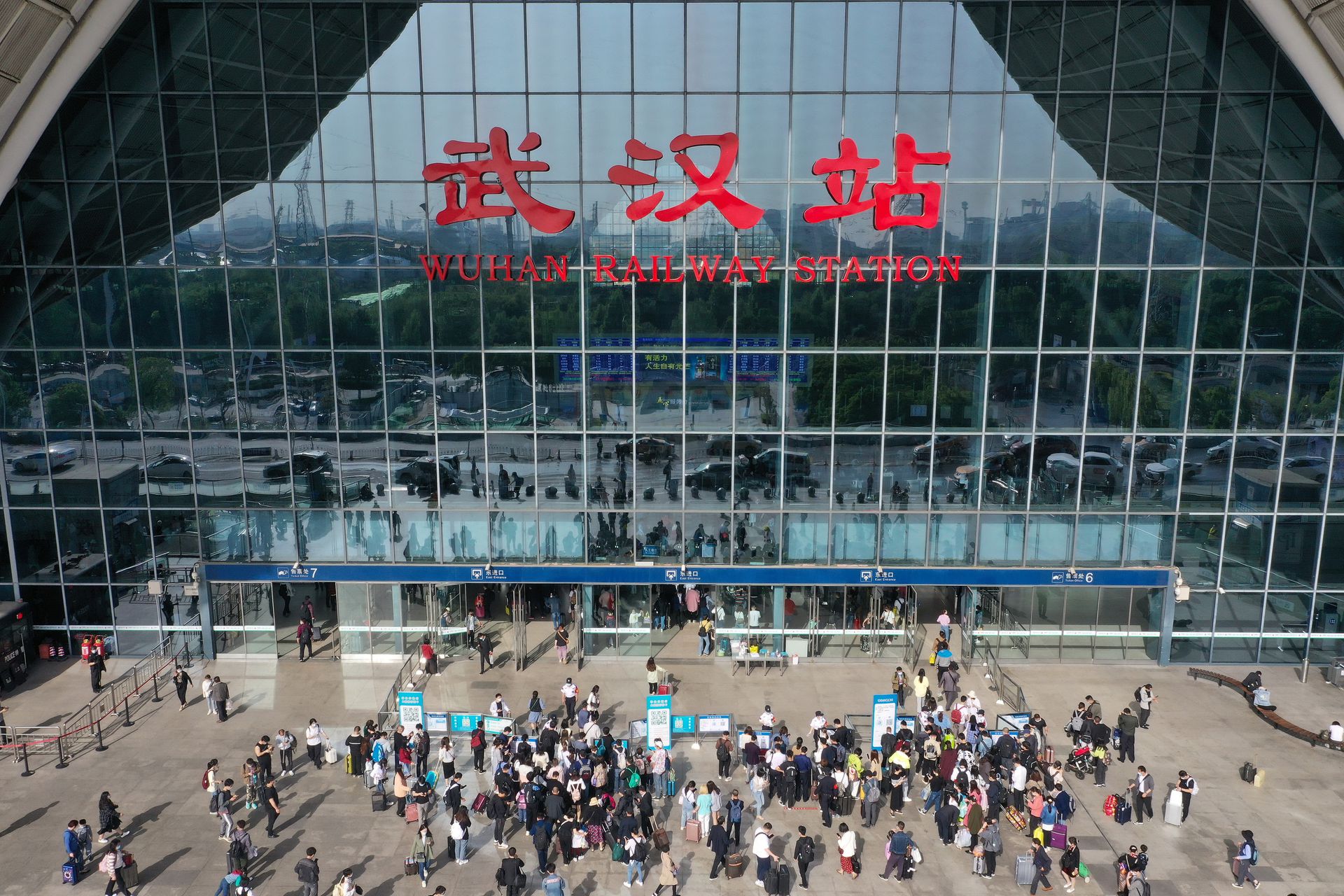2021年4月30日，旅客在武汉火车站东广场准备进站乘车。（视觉中国）