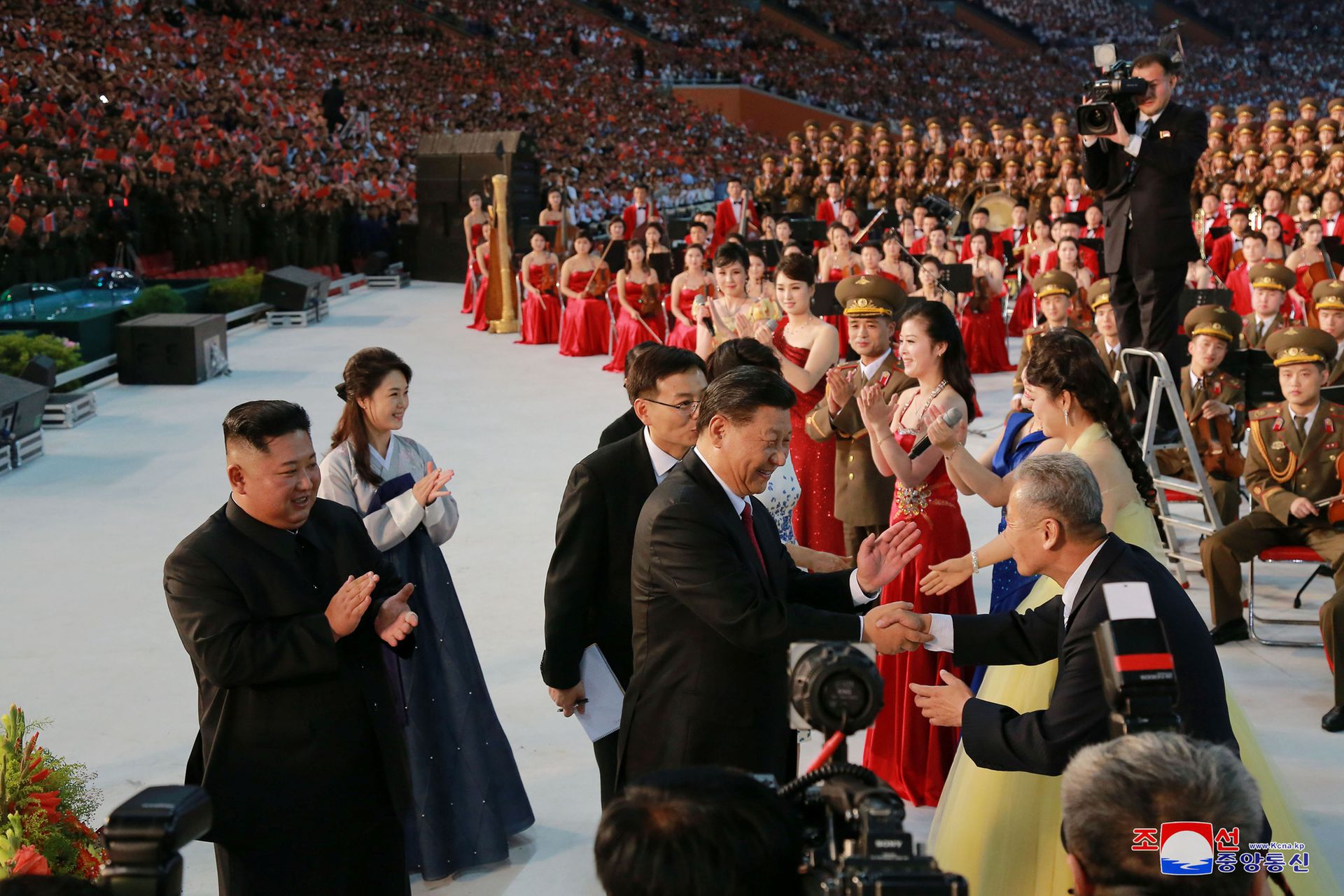2019年6月21日，习近平与参加演出人员握手。（Reuters）