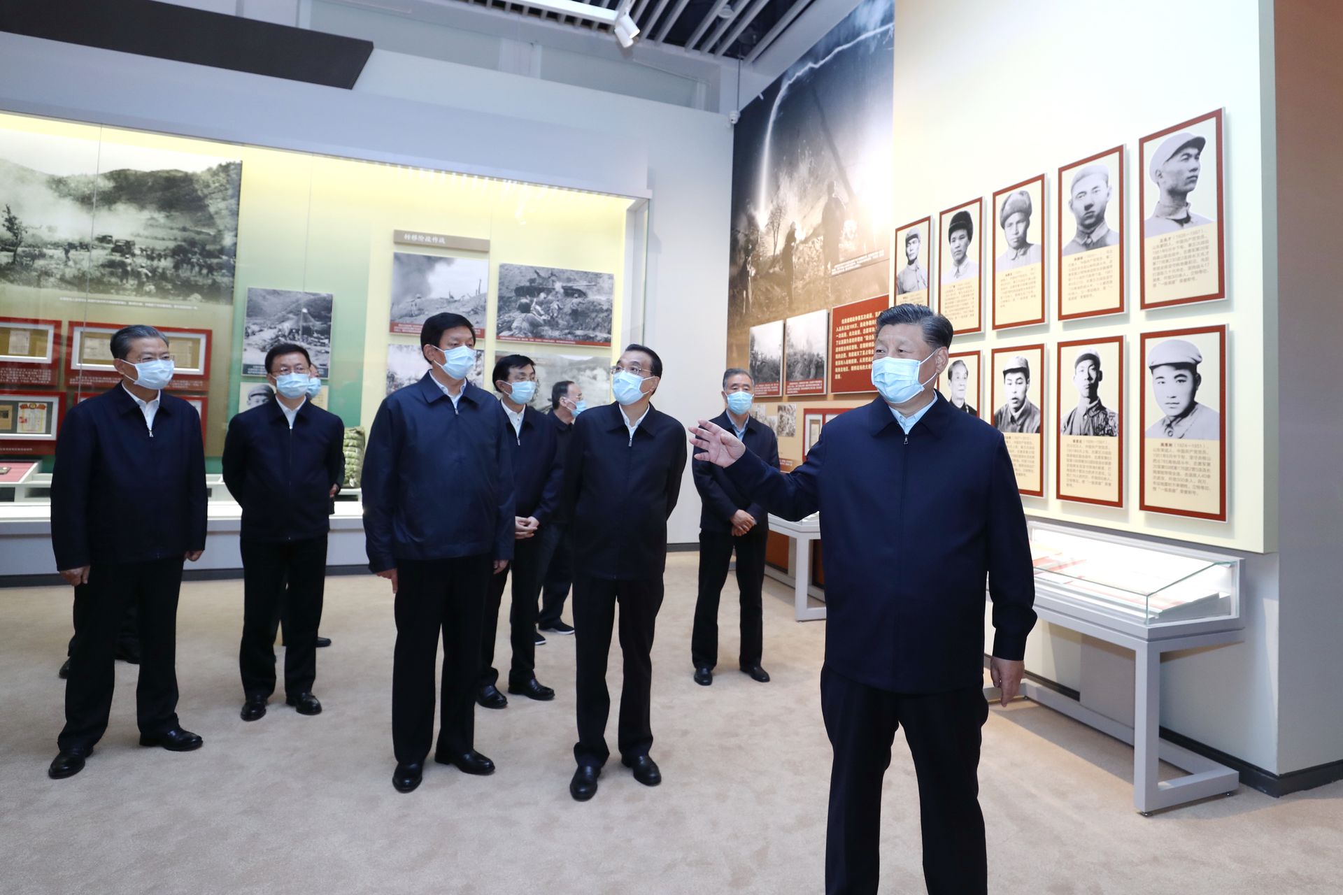 2020年10月19日，中共七常委及王岐山一同参观抗美援朝70周年展览。（新华社）