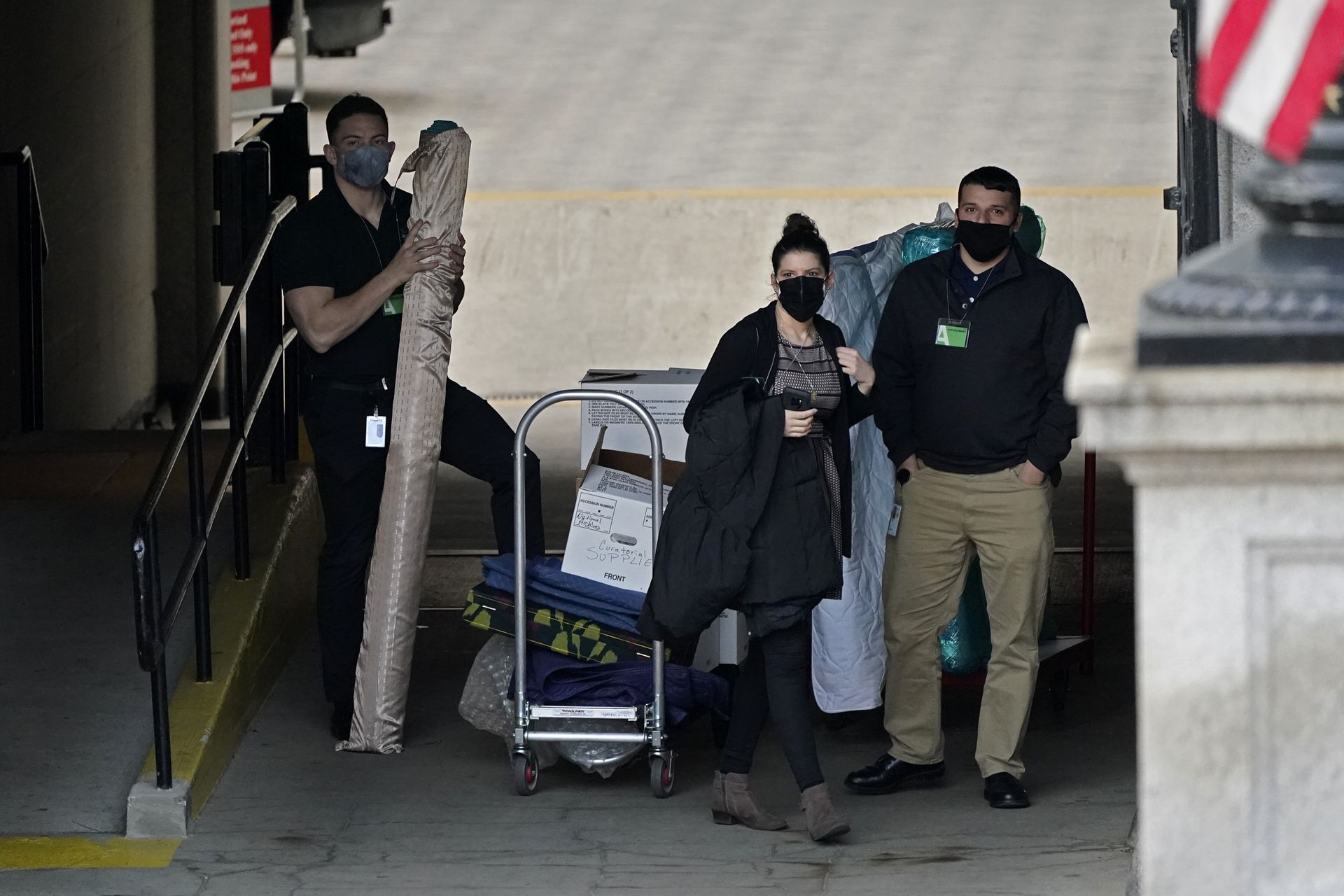 特朗普幕僚开始撤离白宫纳瓦罗手持习特会巨幅照片离开 图 多维新闻 全球