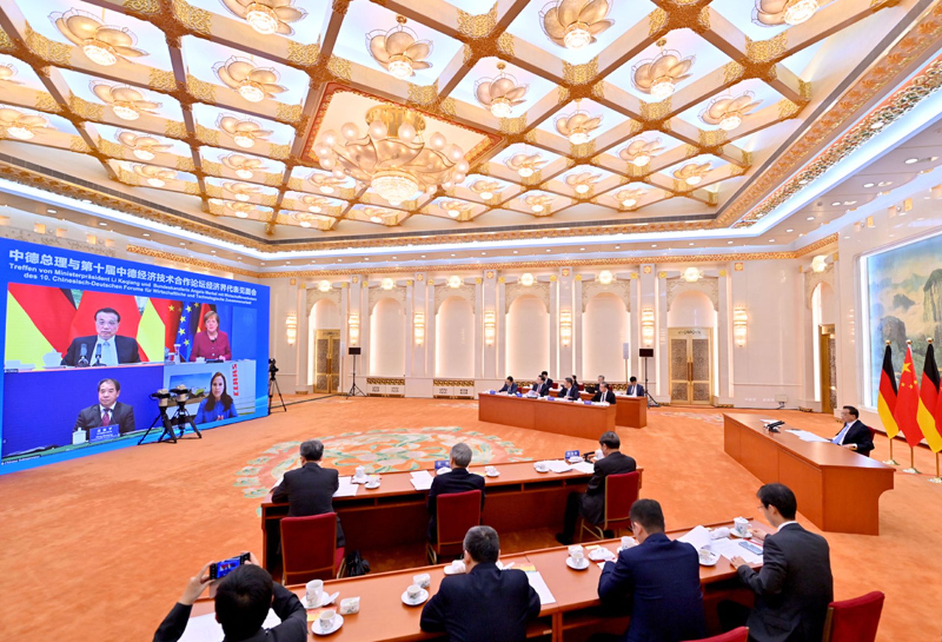 李克强在第六轮中德政府磋商现场讲话,承认“中德在一些问题上有不同看法,这是客观事实”,要求德国政府“尊重彼此核心利益和重大关切,在平等相待、互不干涉内政的基础上进行沟通交流”。(中国政府网) 李克强在第六轮中德政府磋商现场讲话,承认“中德在一些问题上有不同看法,这是客观事实”,要求德国政府“尊重彼此核心利益和重大关切,在平等相待、互不干涉内政的基础上进行沟通交流”。(中国政府网)