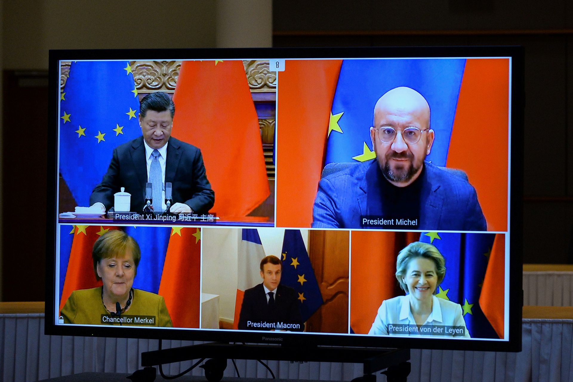 2020年12月30日，中国国家主席习近平在北京与德国总理默克尔（Angela Merkel，左下）、法国总统马克龙（Emmanuel Macron，下中）、欧洲理事会主席米歇尔（Charles Michel，右上）、欧盟委员会主席冯德莱恩（Ursula von der Leyen，右下）举行视频会晤，共同宣布完成中欧投资协定谈判。（Reuters）