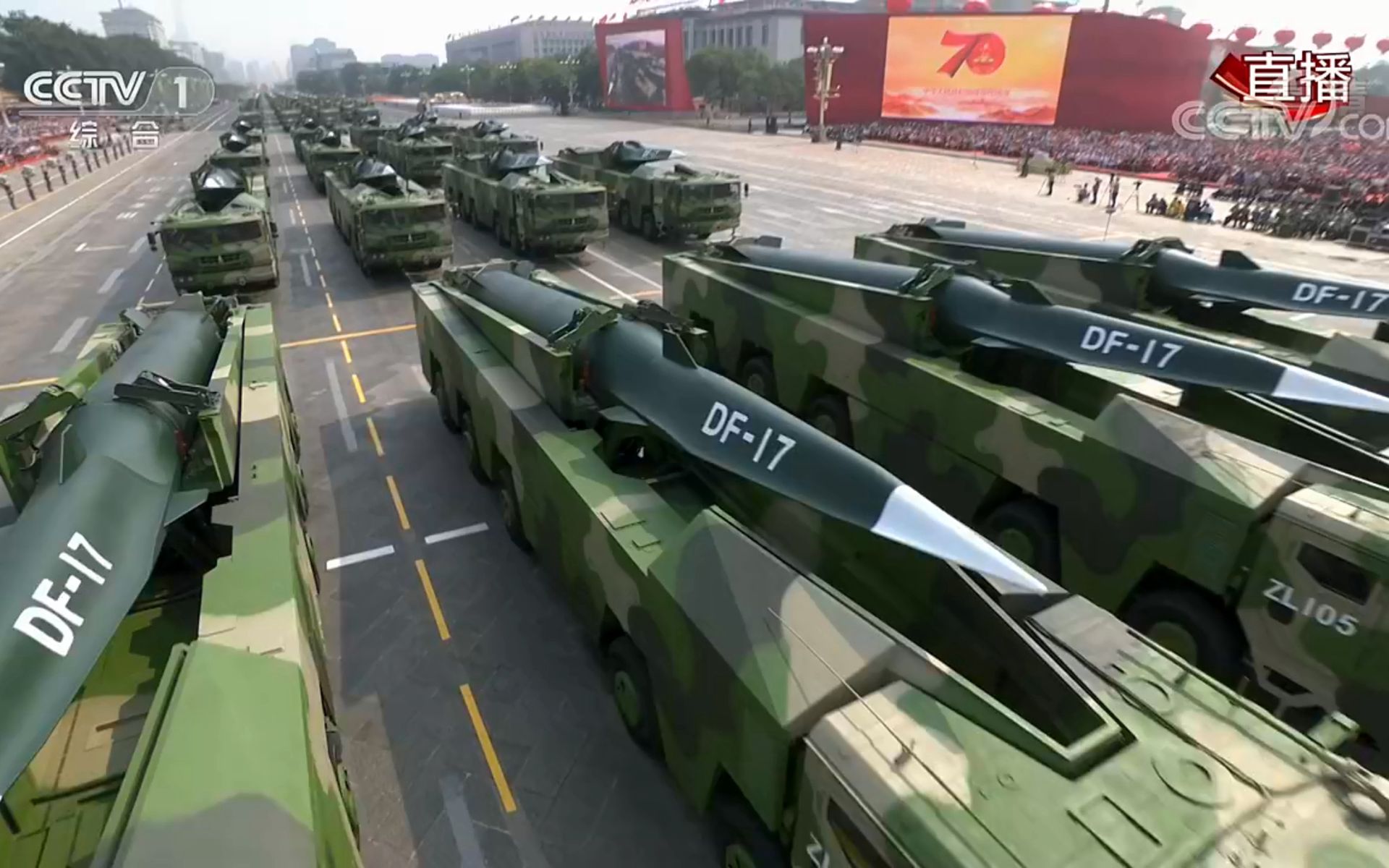 中国建国70周年阅兵仪式上的东风17战术导弹。（央视视频截图）