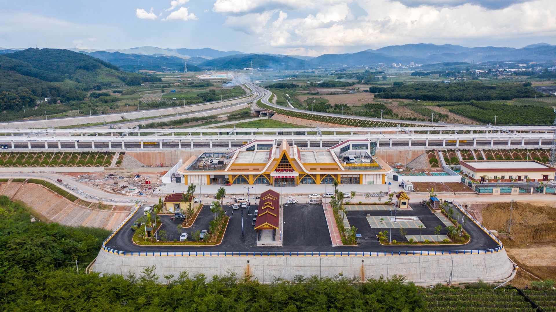 2021年10月12日,中老铁路全线铺轨完成。这是9月29日拍摄的中老铁路玉(溪)磨(憨)铁路野象谷车站一景。(新华社) 2021年10月12日,中老铁路全线铺轨完成。这是9月29日拍摄的中老铁路玉(溪)磨(憨)铁路野象谷车站一景。(新华社)