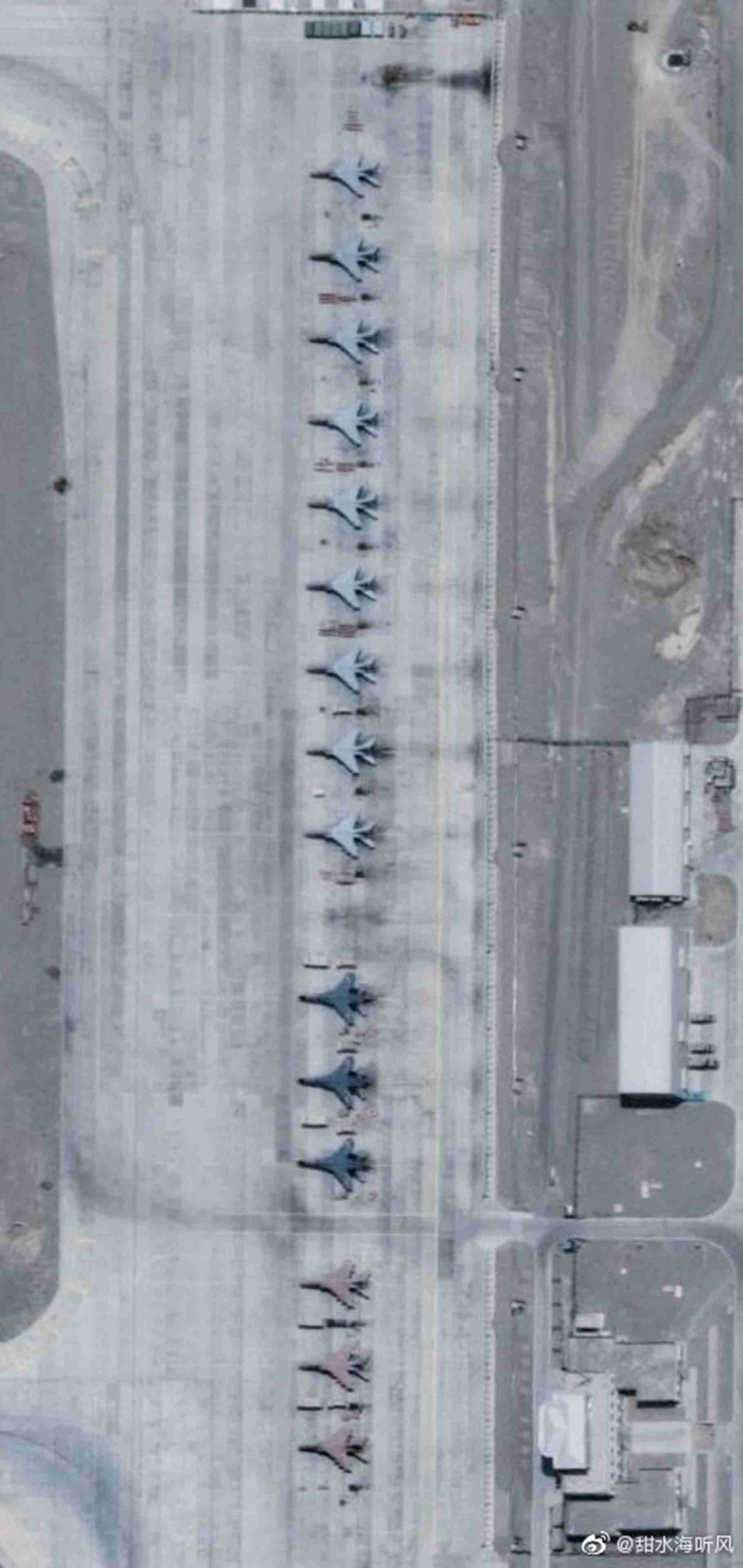 扩建后的和田机场最新照显示，有无人机停在机库外。（微博@甜水海听风）