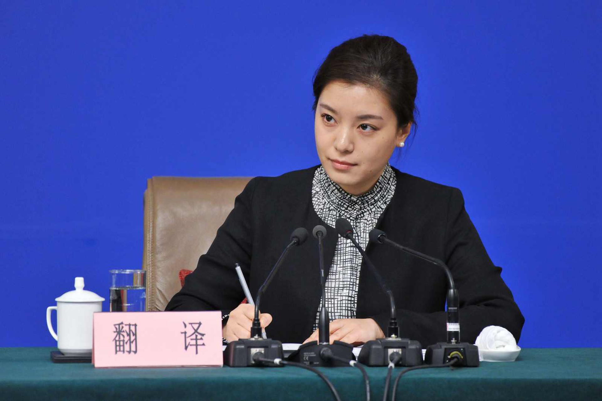 张京曾为中国国务院总理李克强翻译。(VCG)