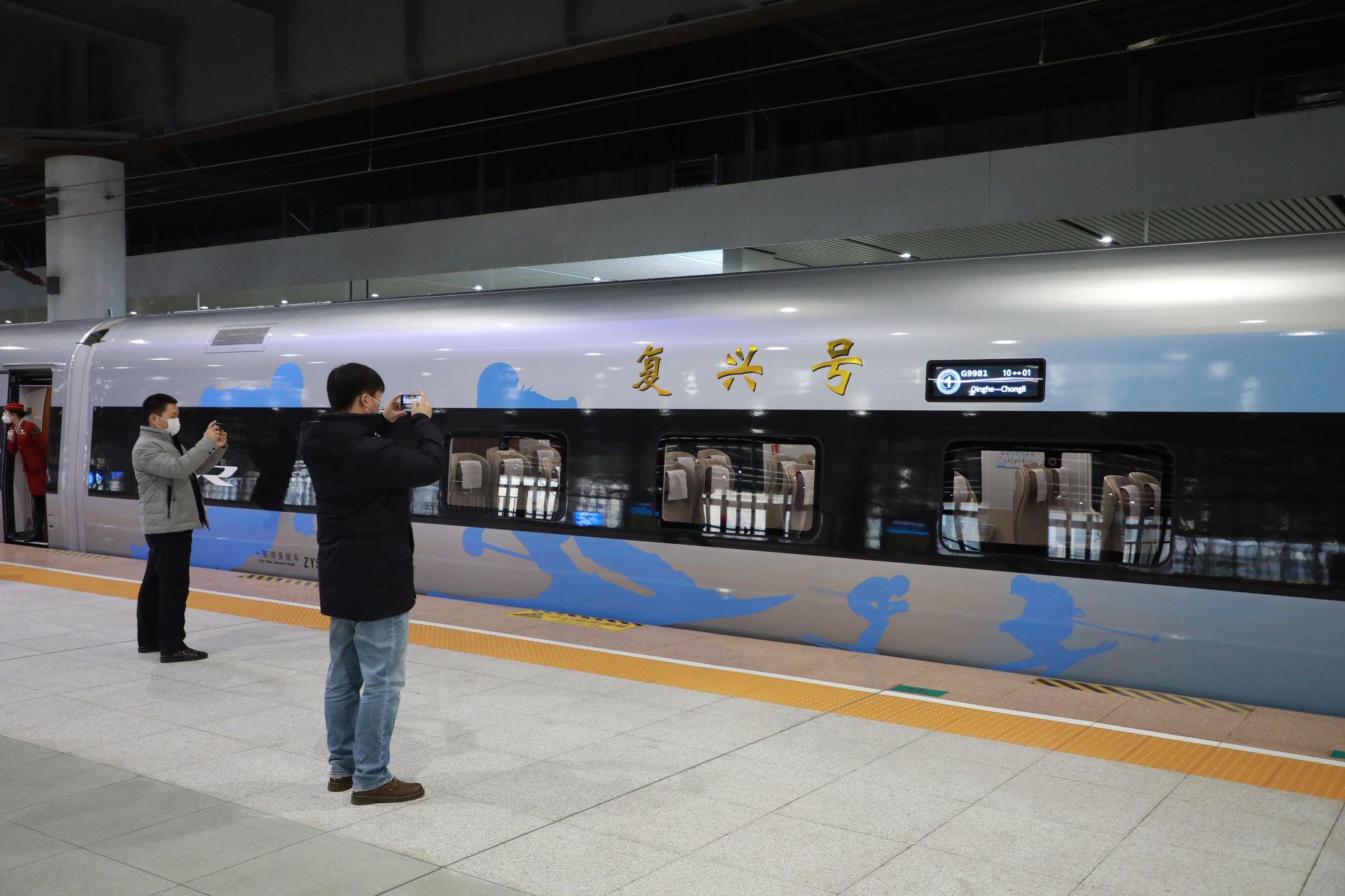 北京冬奥列车发车、运行、停车、车门开闭全自动，运行状态自感知。（视觉中国）