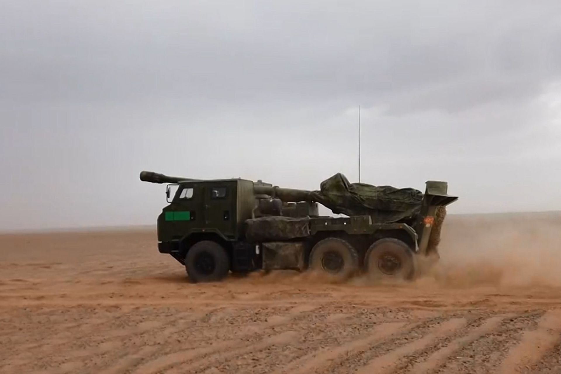 2020年6月上旬,中國人民解放軍第74集團軍炮兵部隊上高原進行實彈射擊演練。圖為自行榴彈炮在行進中,這款炮曾參加過2019年的中國國慶閱兵。(中國央視截圖) 2020年6月上旬,中國人民解放軍第74集團軍炮兵部隊上高原進行實彈射擊演練。圖為自行榴彈炮在行進中,這款炮曾參加過2019年的中國國慶閱兵。(中國央視截圖)