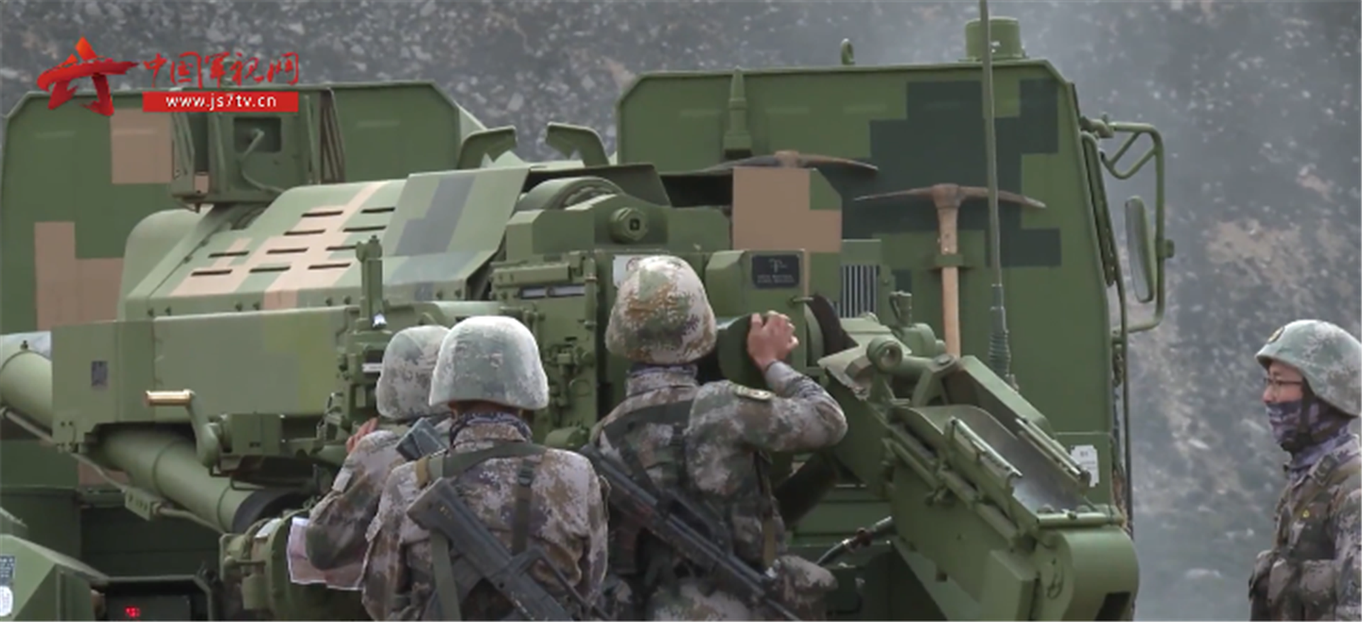 第75集团军某炮兵旅开展实弹射击演练，检验新型轮式火炮高原火力打击能力和极限战斗性能。（中国军事网截图）