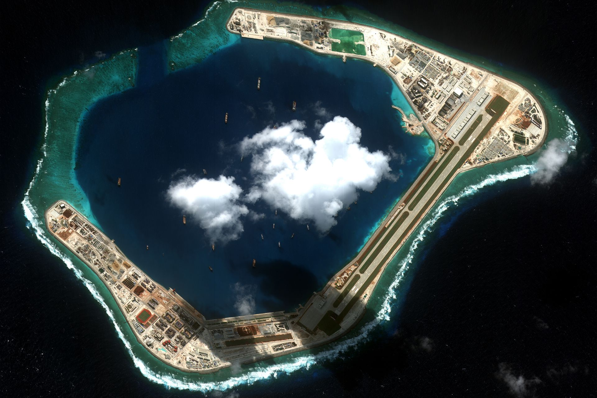 中国近年来在南沙群岛修建大批军事设施。图为中国人工岛礁渚碧岛。（南海研究论坛）