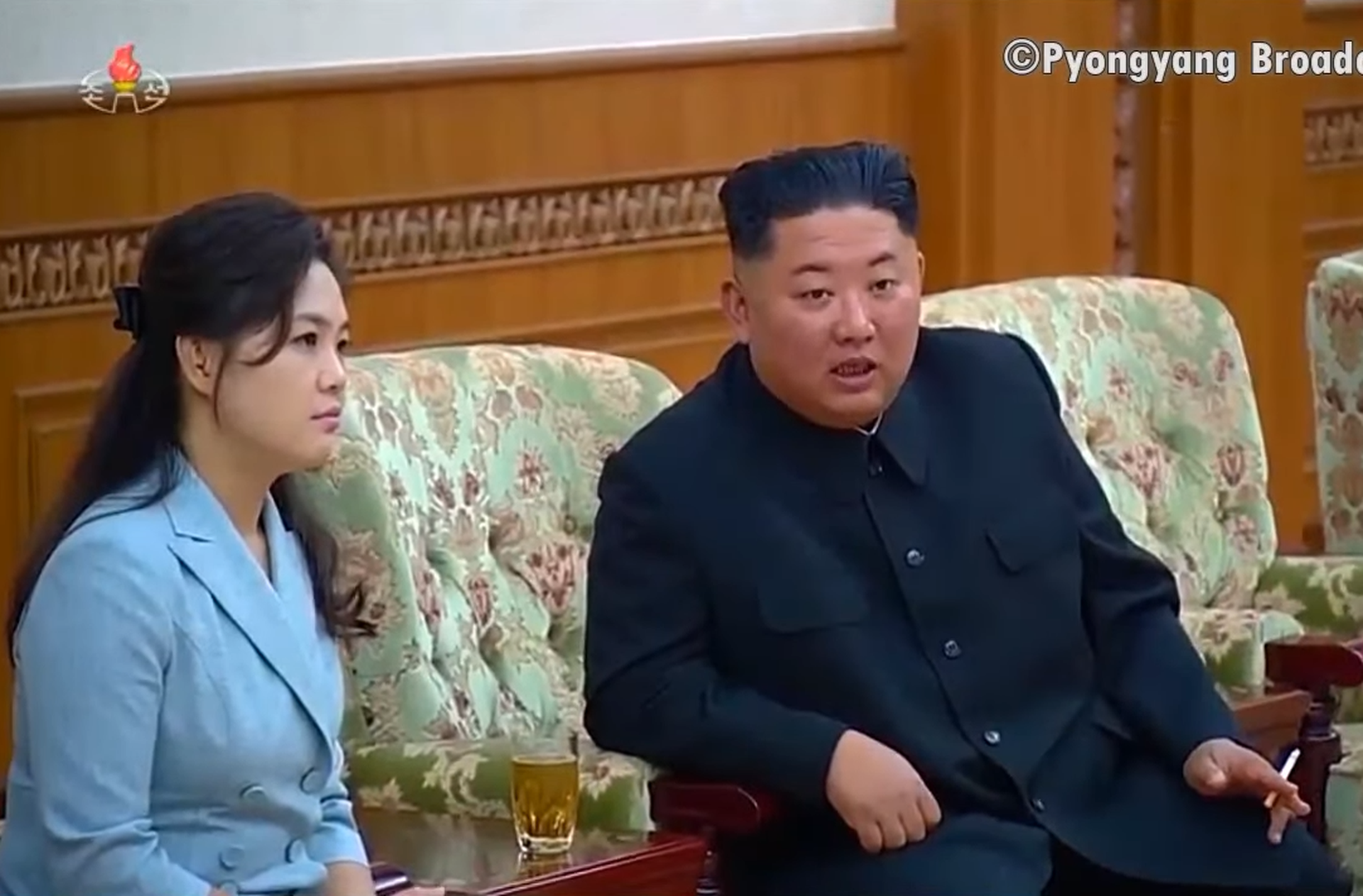 2021年5月5日，金正恩手夹香烟，向朝鲜官员发表讲话。（朝鲜中央电视台视频截图）