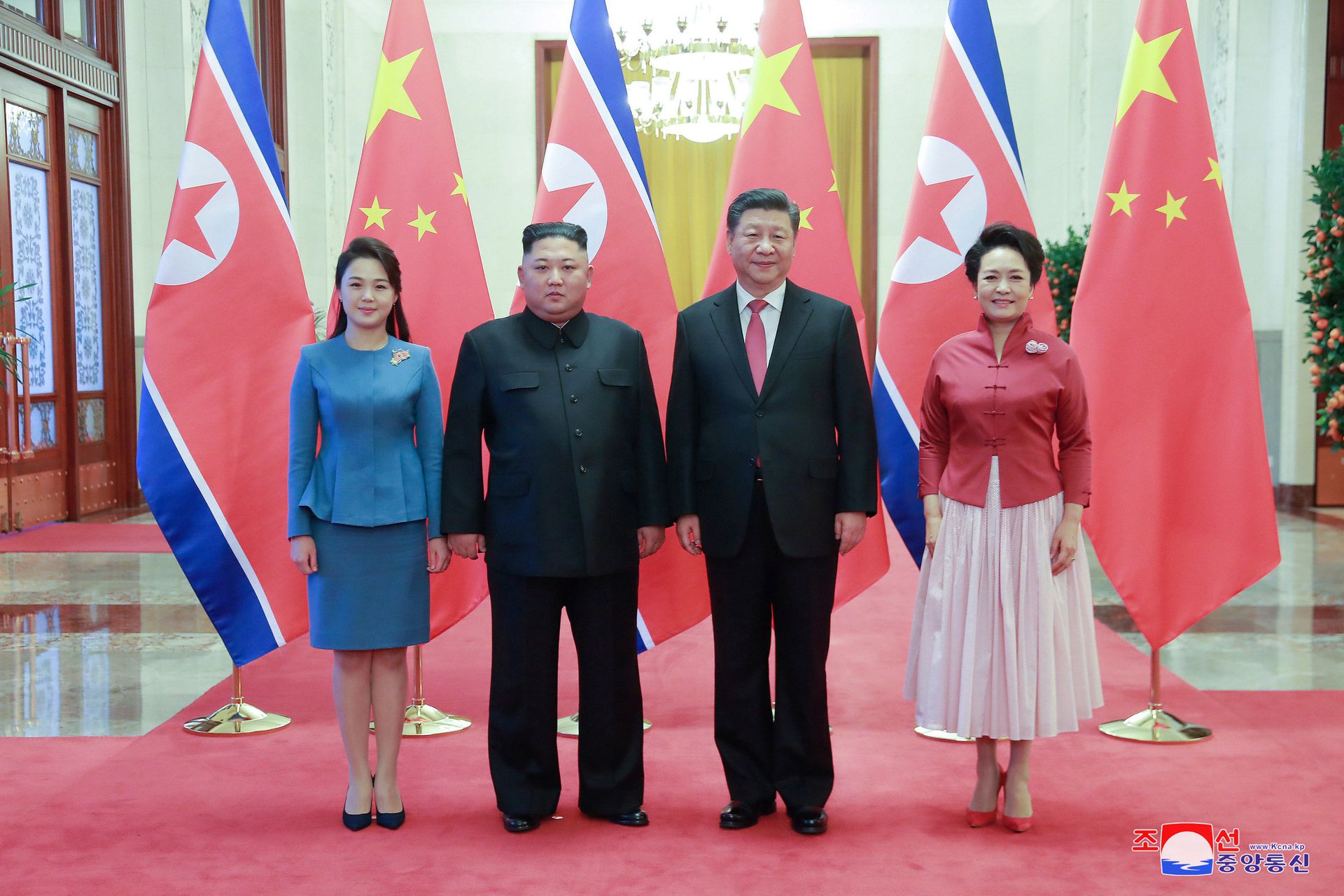 2019年1月10日，朝鲜最高领导人金正恩访问中国。习近平在人民大会堂北大厅为金正恩举行欢迎仪式。图为习近平（右二）和夫人彭丽媛（右一）同金正恩（左二）和夫人李雪主（左一）合影。（Reuters）
