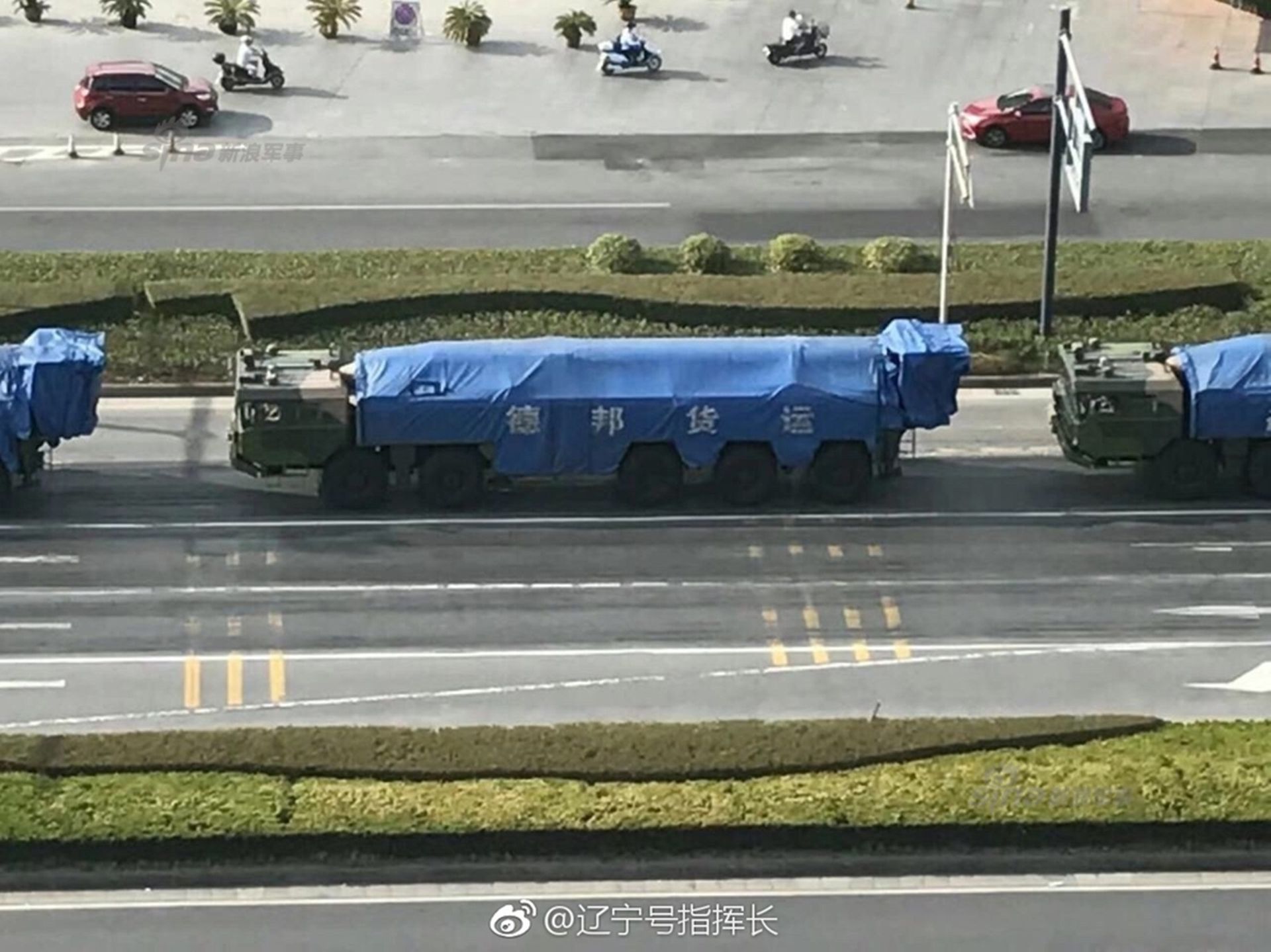 2017年9月，中国大陆军事网友在浙江师范大学门前拍到疑似解放军东风-16中短程弹道导弹车队。（微信@辽宁号指挥长）