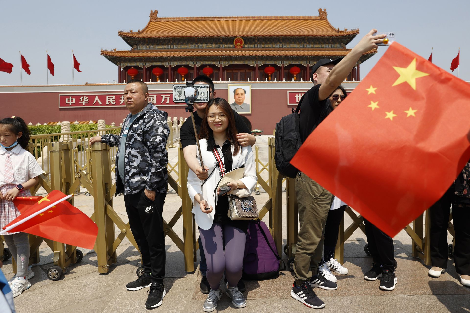 中国民众在五一假期前往天安门拍照留念。（AP）