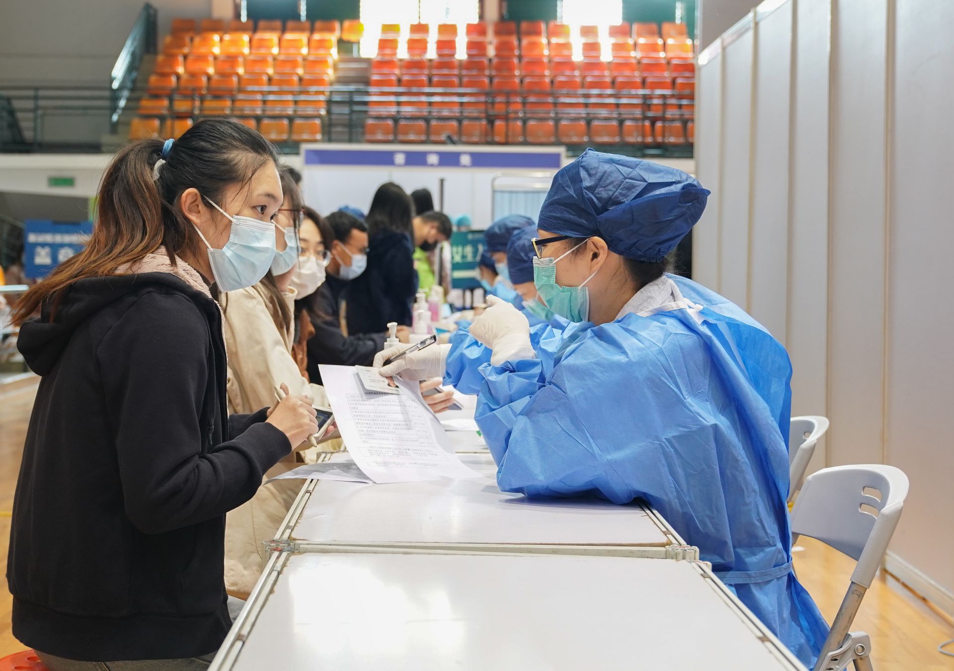 美国多家媒体关注中国新冠疫苗接种接近10亿剂｜多维新闻｜经济