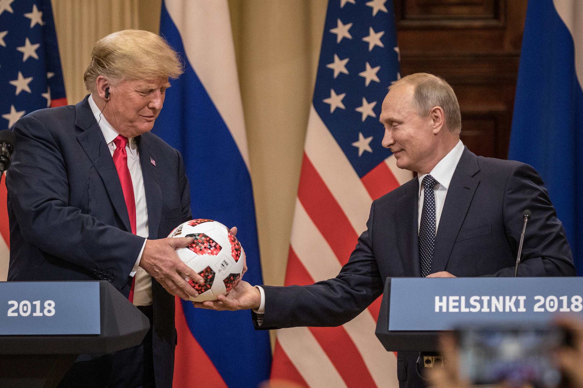 普京在新闻发布会上向特朗普赠送世界杯用球。（Getty）