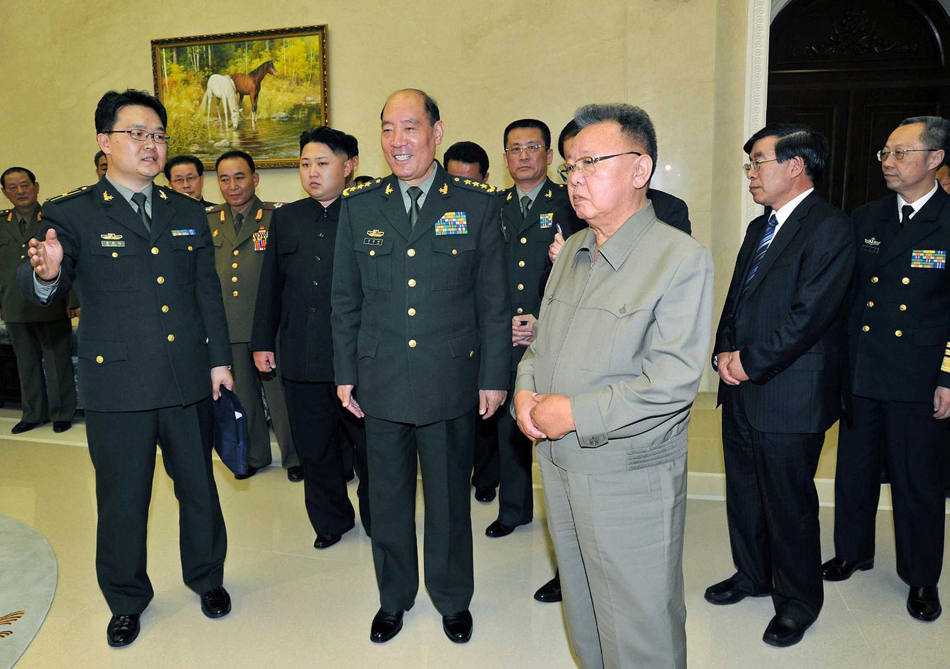 2011年11月19日，时任总政治部主任李继耐（前排右二）与朝鲜领导人金正日和他的继承人金正恩。（AFP）