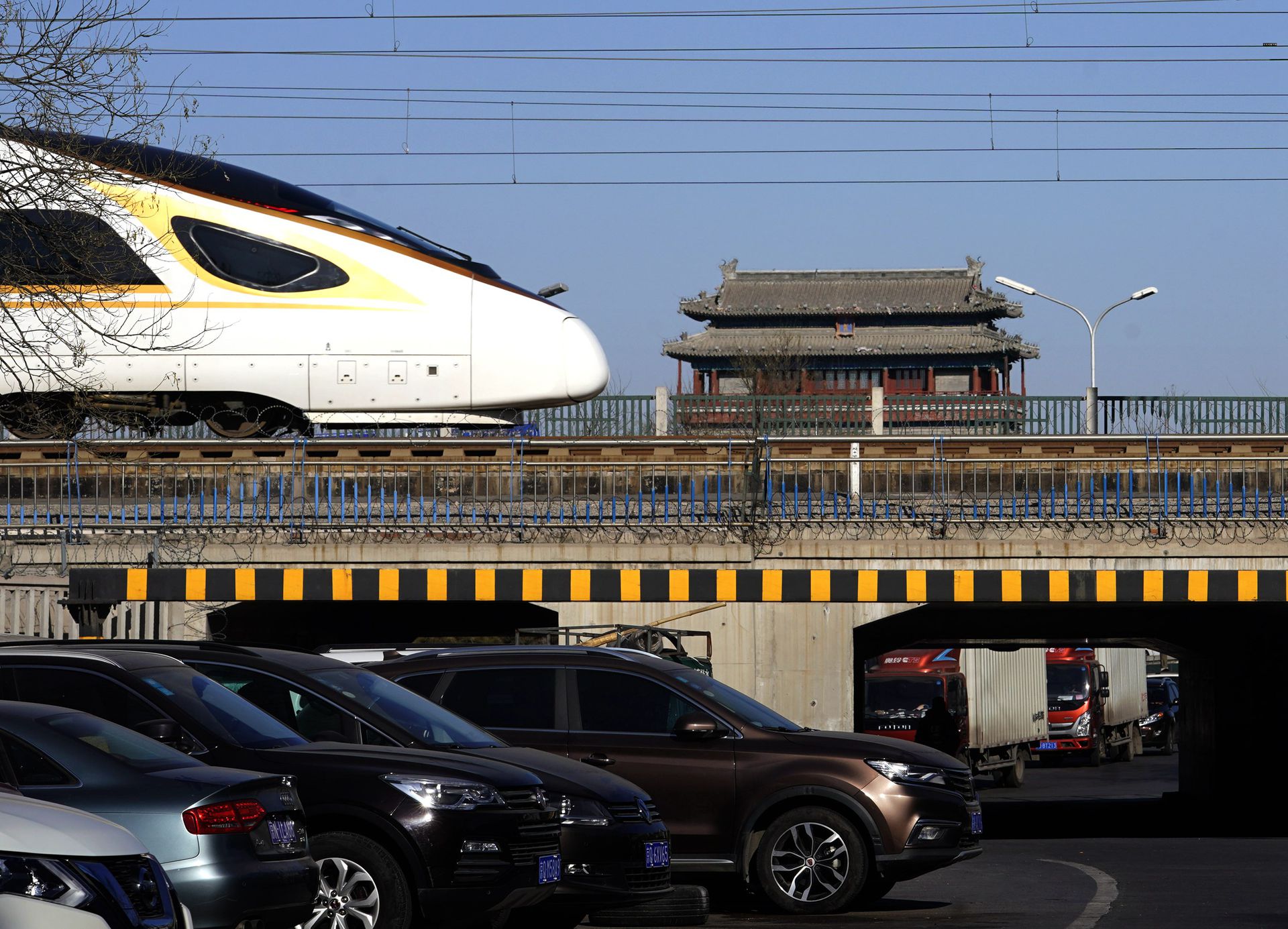 京津城际铁路是刘志军推动建设的中国大陆首条时速超过300公里的高速铁路,图为2019年1月25日,一列“复兴号”动车组列车在北京永定门城楼附近的京津城际铁路上行驶。(新华社)