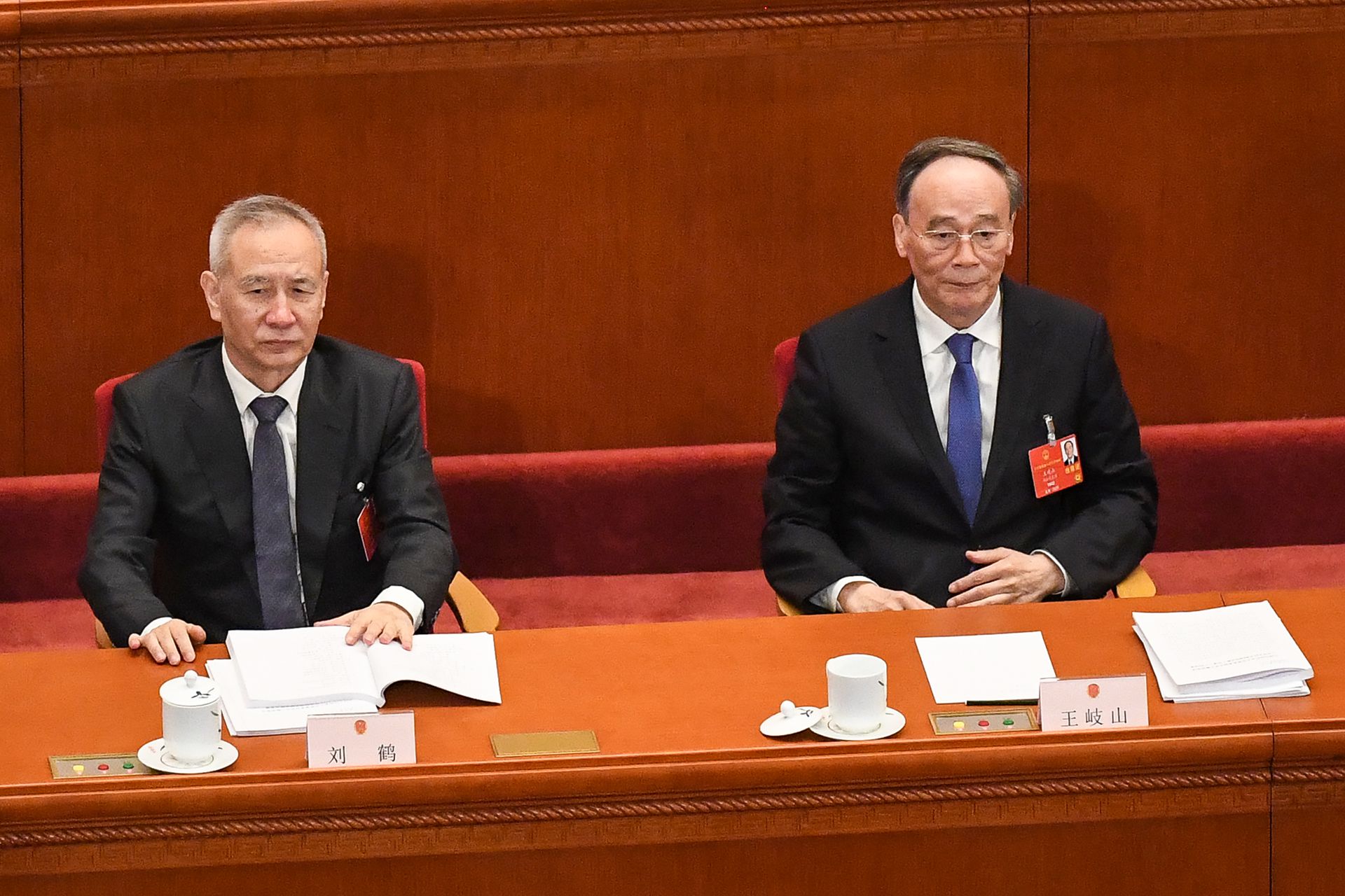 2020年5月22日，中国国家副主席王岐山（右）和国务院副总理刘鹤（左）在北京人民大会堂出席全国人民代表大会开幕式。（AFP）