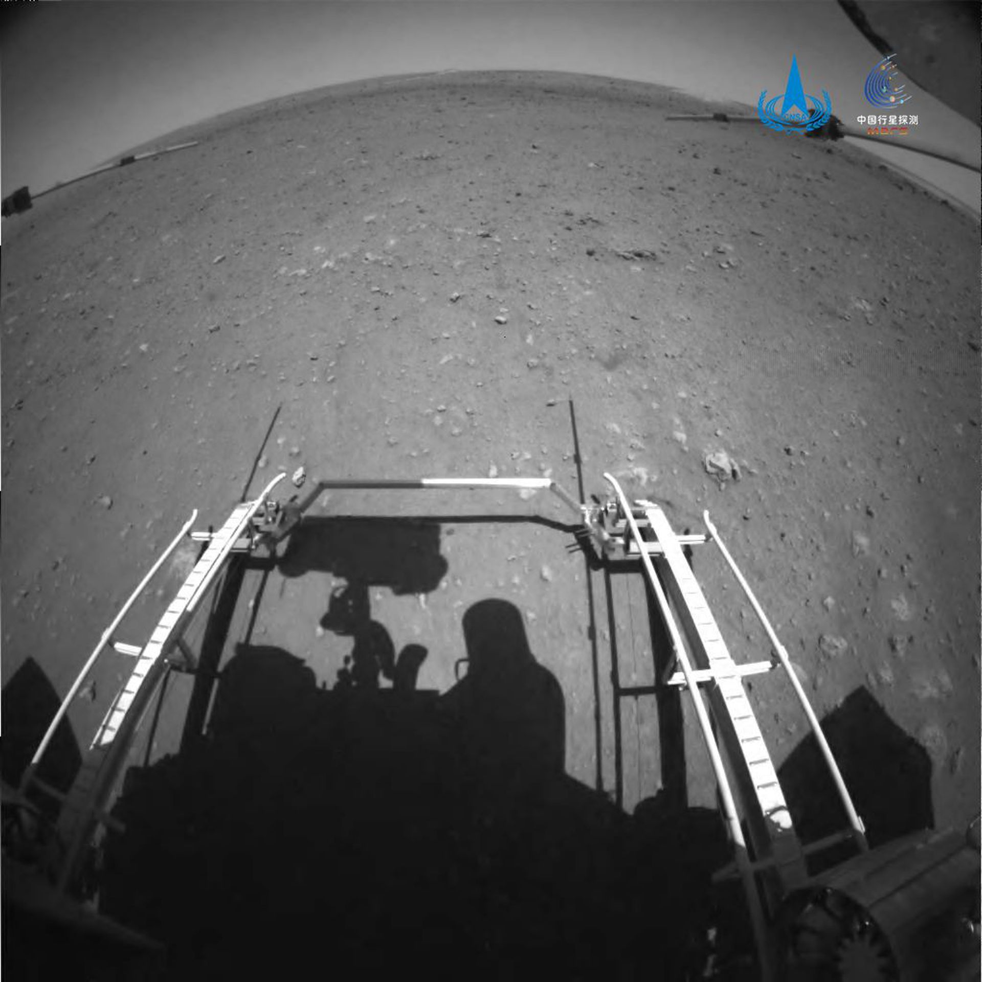 5月22日10时40分，祝融号火星车已安全驶离着陆平台，到达火星表面，开始巡视探测。这是由前避障相机拍摄的图片。（中国国家航天局）