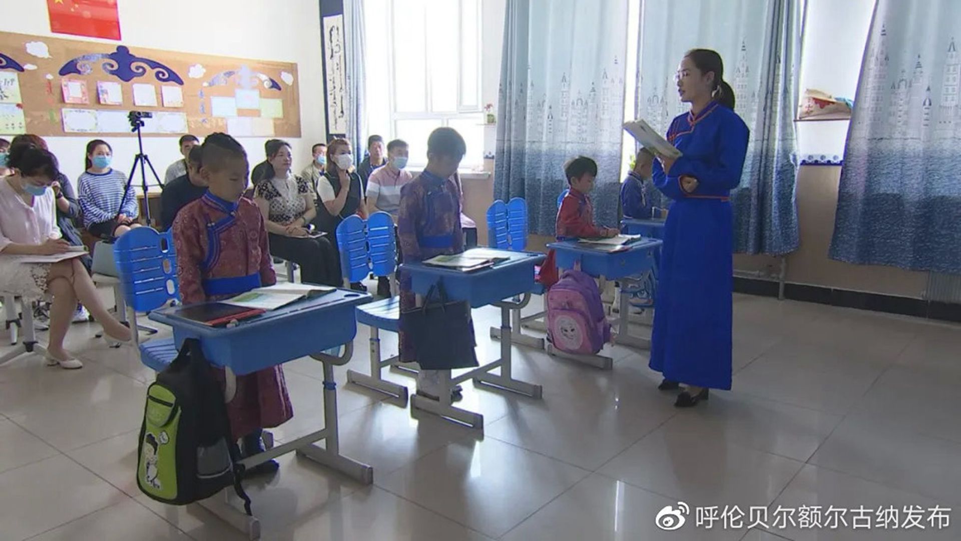 内蒙古一直奉行双语教育体系，可以使用蒙语教材和教学。（微博@呼伦贝尔额尔古纳）