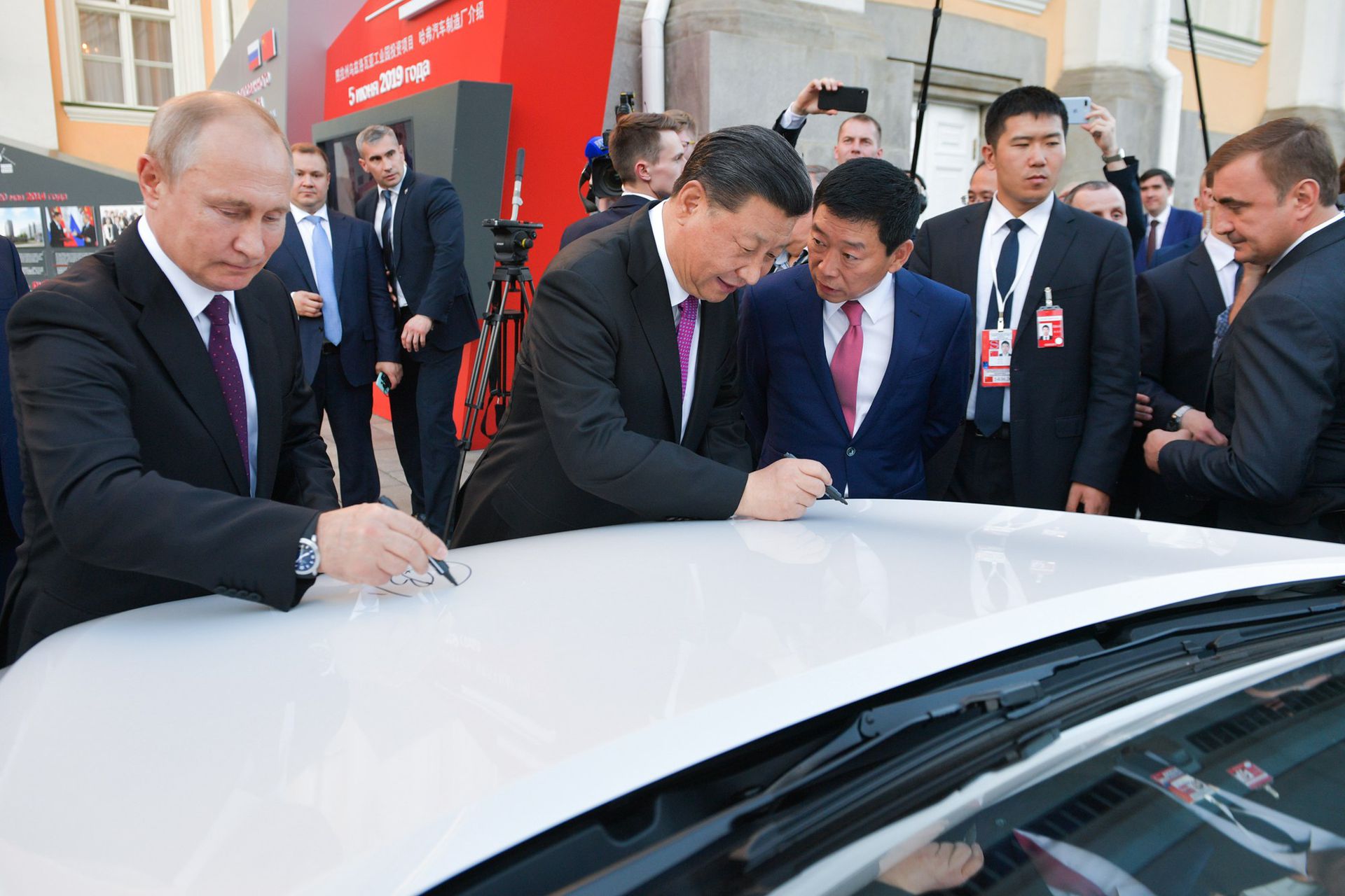 2019年6月5日，普京与习近平在俄罗斯图拉地区举行的长城汽车新工厂投资项目展示会上，在一辆轿车上签名。（Getty）