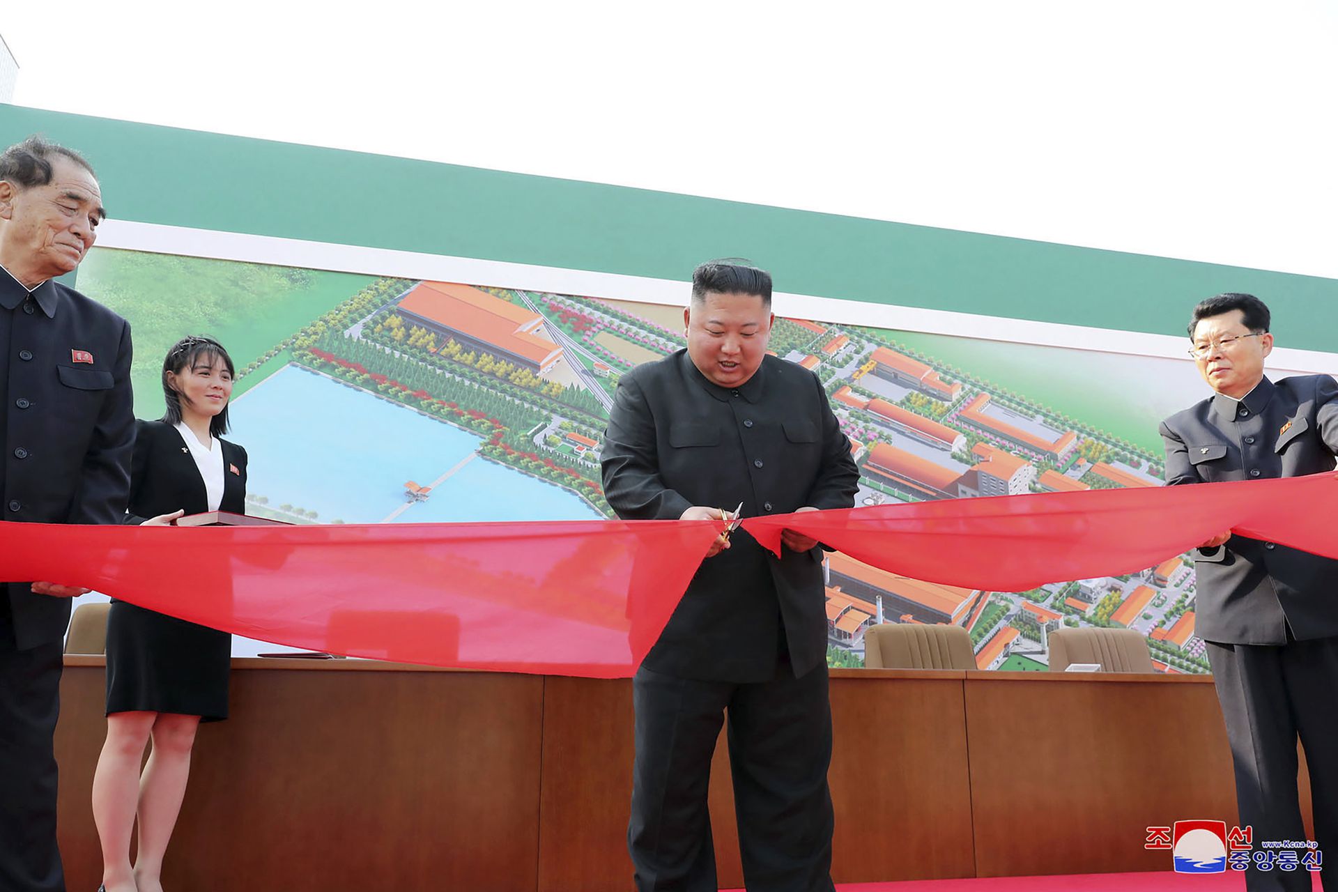 金正恩于2020年5月1日出席位于平安南道的顺天磷肥工厂竣工仪式，金与正（右三）为其递上剪彩用的剪刀。（Reuters）