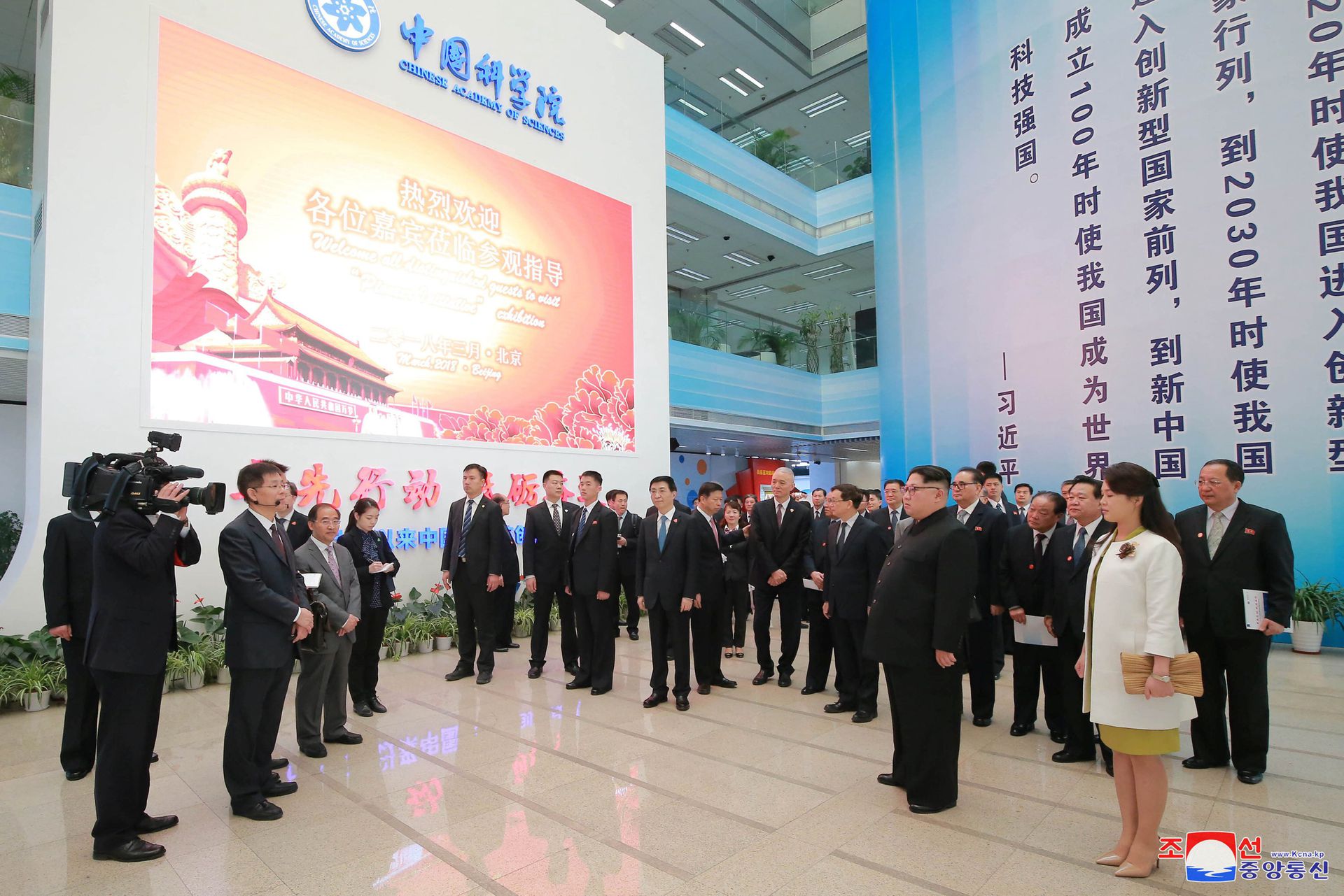 2018年3月25日，金正恩与夫人李雪主访问中国期间参观展览。（Reuters）