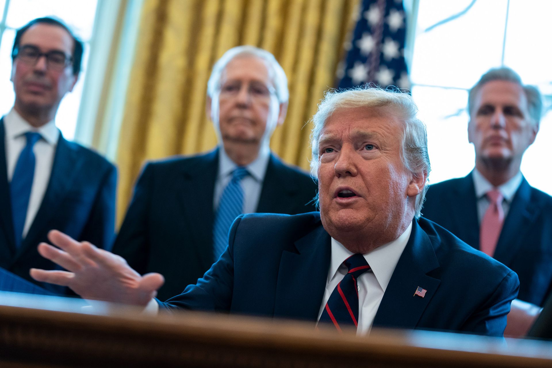 2020年3月27日,美国总统特朗普总统在白宫签署首个新冠病毒经济刺激方案。(AP)