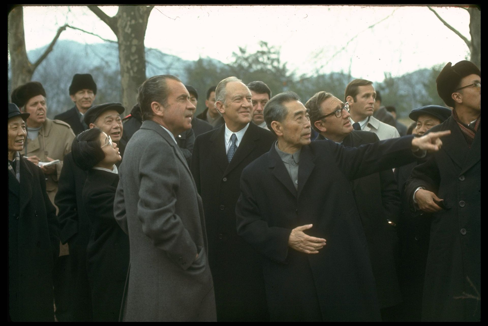 1972年2月，时任美国总统尼克松（前排左）访华期间，周恩来陪同尼克松、基辛格等人参观。（视觉中国）