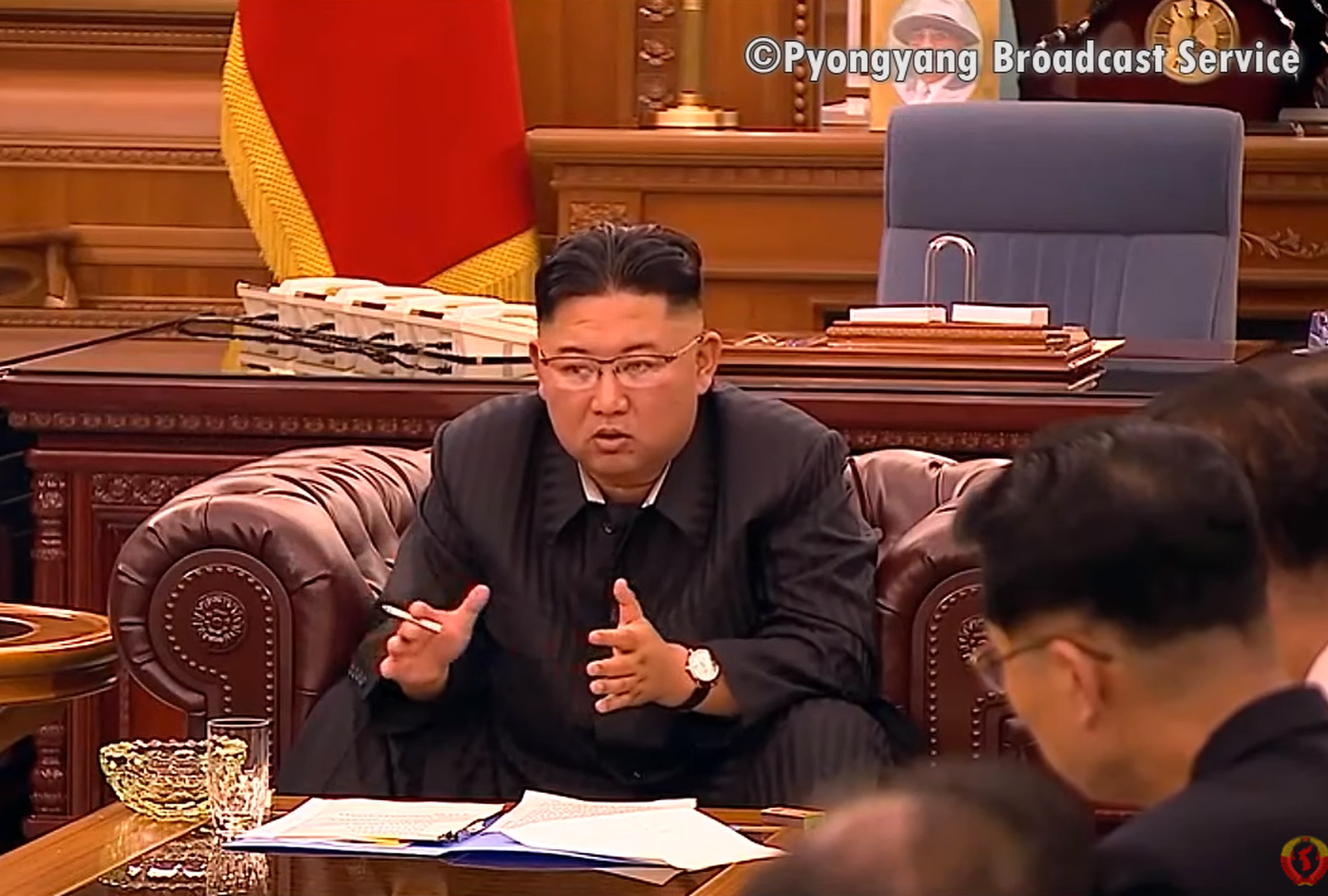 金正恩在朝鲜中央党委和各地党委负责干部会议现场讲话。（朝鲜中央电视台视频截图）