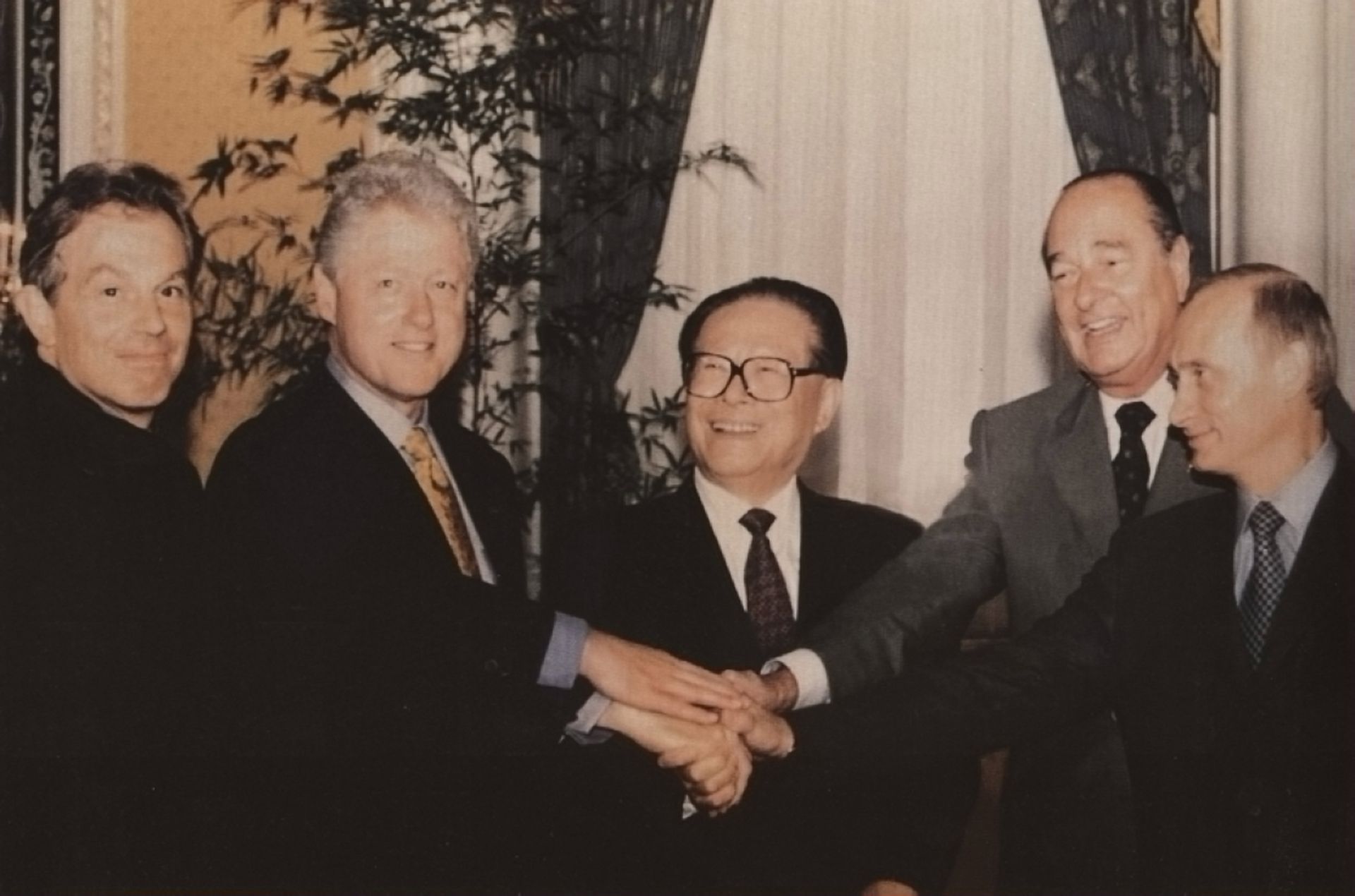 2000年9月7日，中国国家主席江泽民（中）与美国、俄罗斯、英国、法国领导人出席由中国倡导的联合国安理会五个常任理事国首脑会议。（新华社）