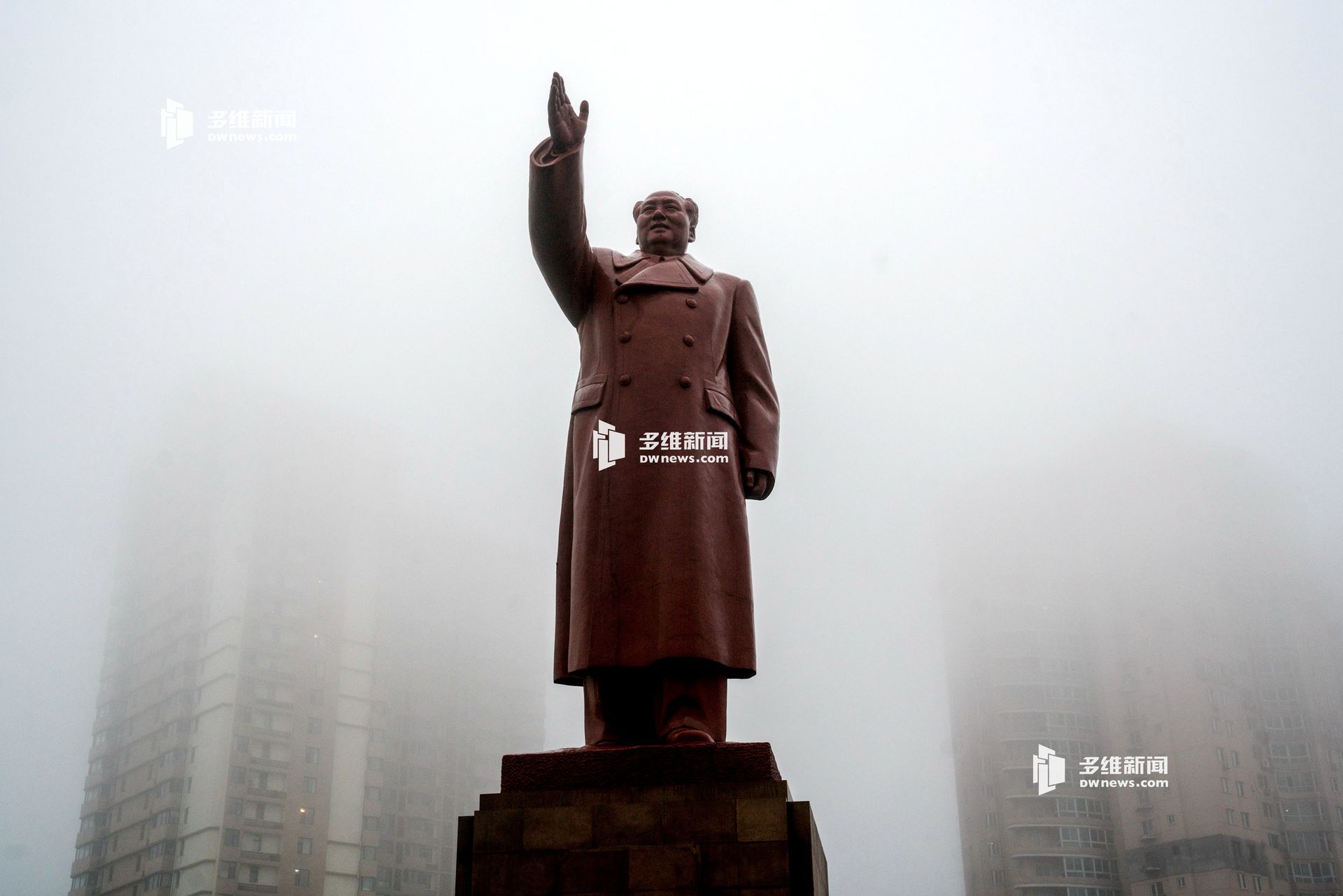 中国已故领导人毛泽东塑像矗立于丹东市火车站站前广场中央，整个塑像扬手向西，那是北京的方位。