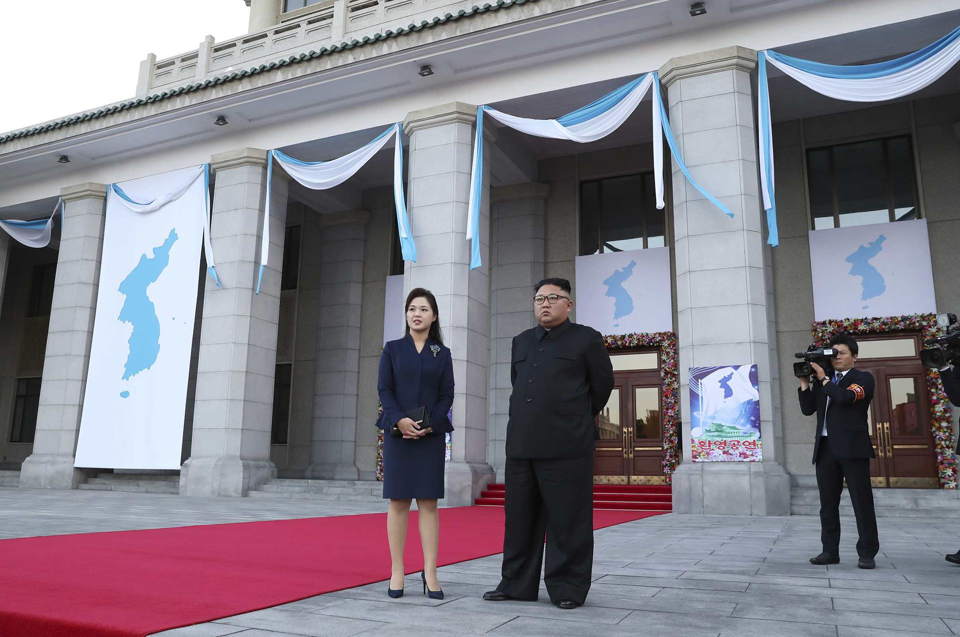 2018年9月18日，金正恩与夫人李雪主在木兰馆等候迎接文在寅夫妇。（Reuters）