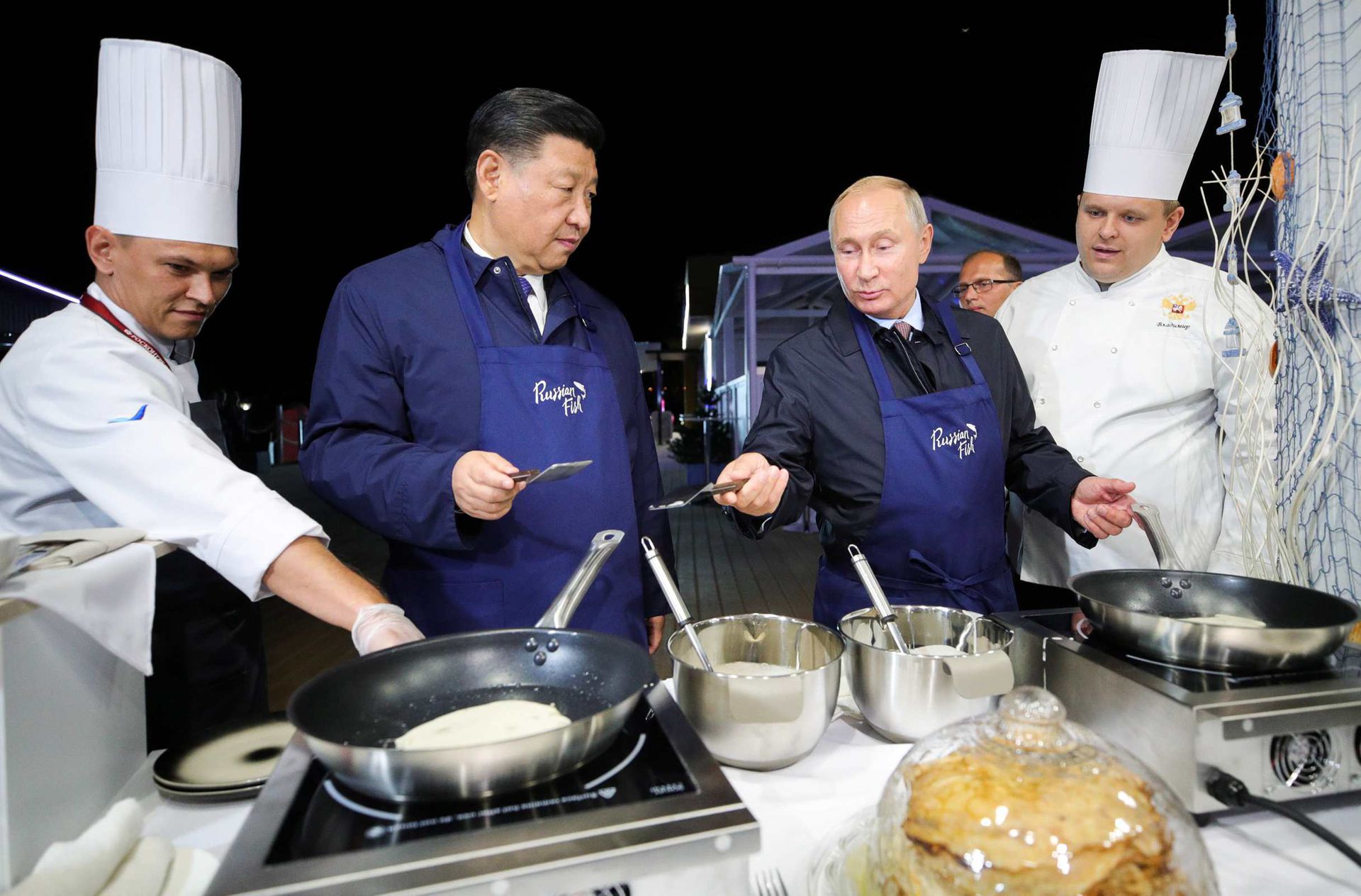 2018年9月11日，第四届东方经济论坛期间，俄罗斯总统普京与中国国家主席习近平参观符拉迪沃斯托克，尝试制作当地特色食品。（Reuters）