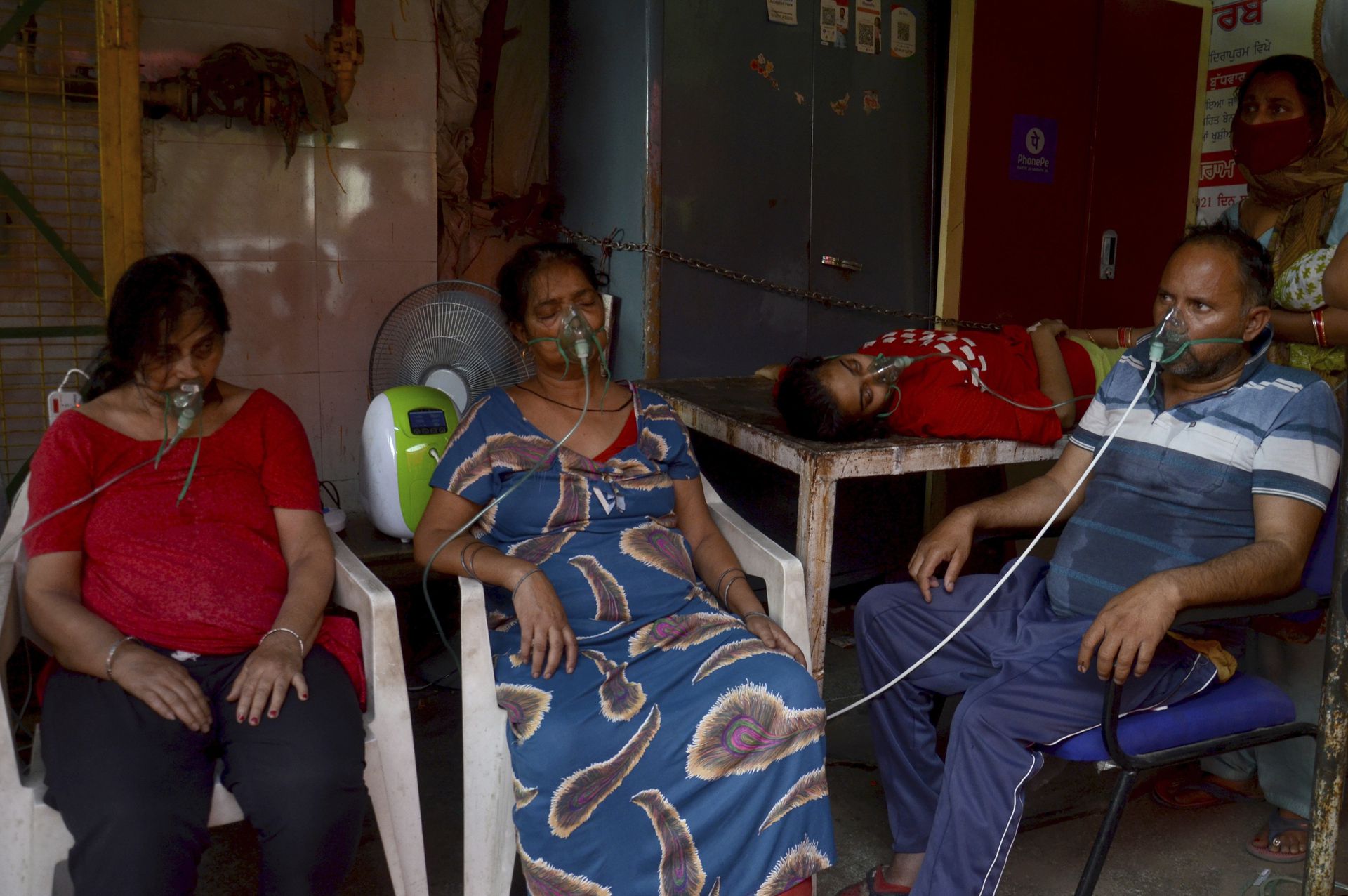 新冠肺炎患者在新德里一家锡克教教堂外接受氧气治疗。（AP）